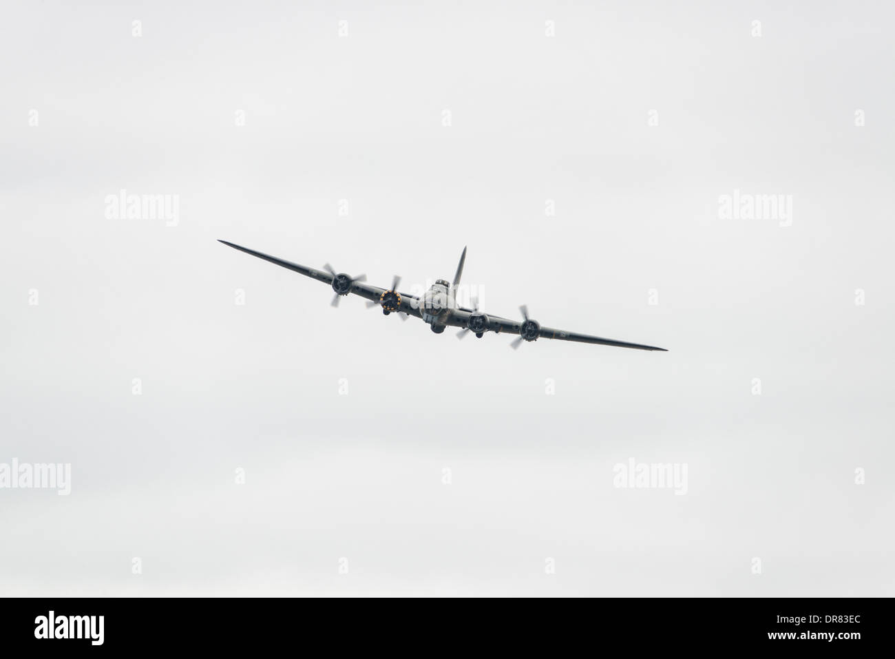Ikonische amerikanische Weltkrieg zwei schwere Bombenflugzeuge der b-17 Sally B benannt wird 2013 Royal International Air Tattoo. Stockfoto