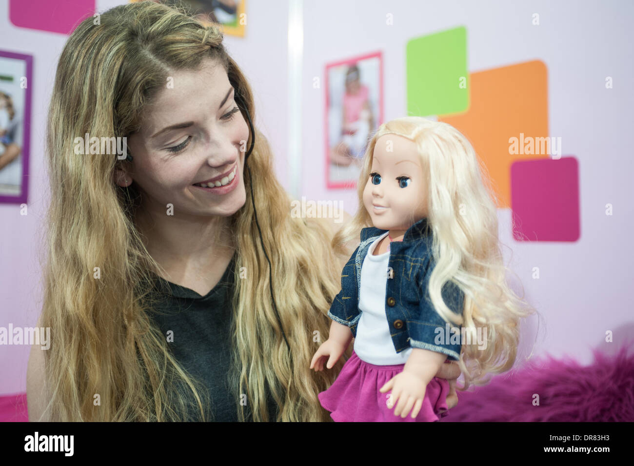 London, UK - 21. Januar 2014: Daisy Tonge hält mein Freund Cayla durch lebendiges Spielzeug-Gruppe, weltweit erste internetfähige Puppe während der Toy Fair 2014 in Kensington Olympia. Bildnachweis: Piero Cruciatti/Alamy Live-Nachrichten Stockfoto