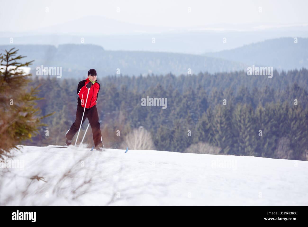 Ein Mann-Langlauf vor Winterlandschaft Stockfoto