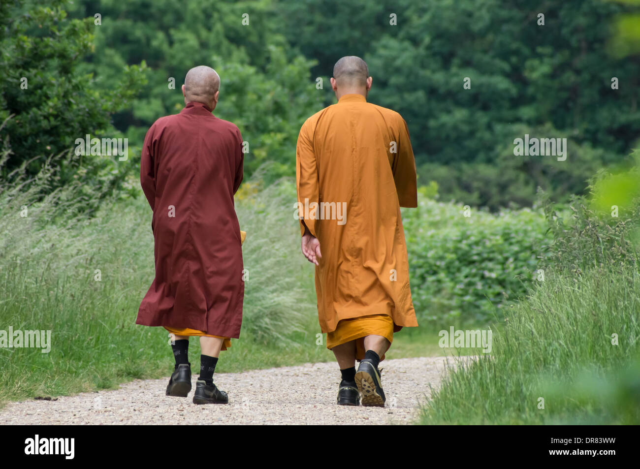 Zwei buddhistische Mönche gehen in Wanstead Park in London England Vereinigtes Königreich Großbritannien Stockfoto