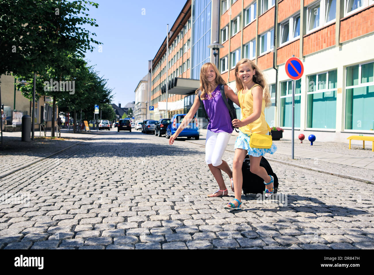 zwei Mädchen im Teenageralter auf dem Weg zur Schule Stockfoto