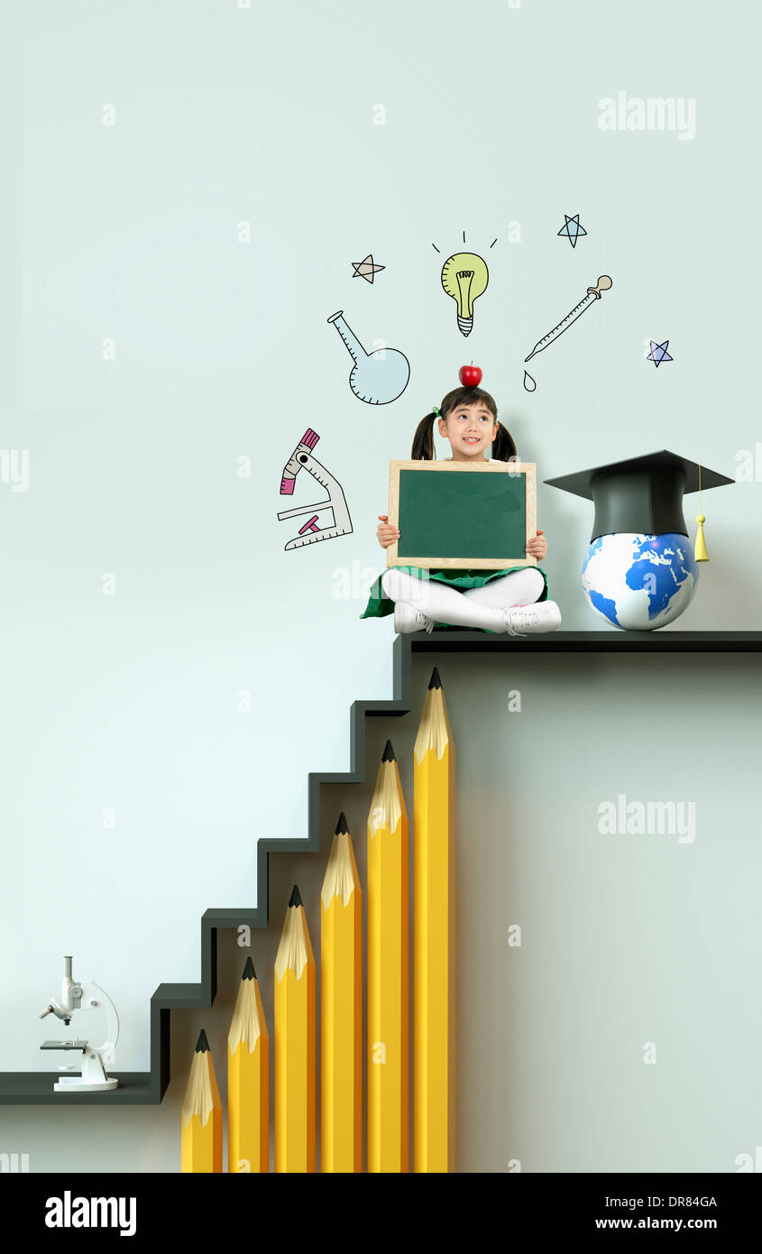 eine Frau sitzt oben auf der Treppe mit Bleistiften Stockfoto
