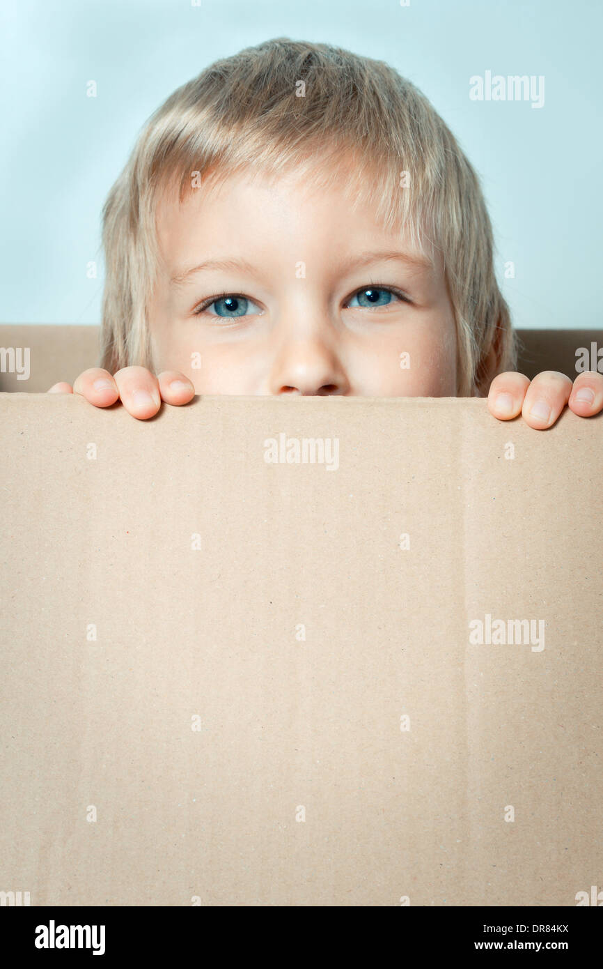 Portrait von junge (4-5) sitzt im Kasten. Stockfoto