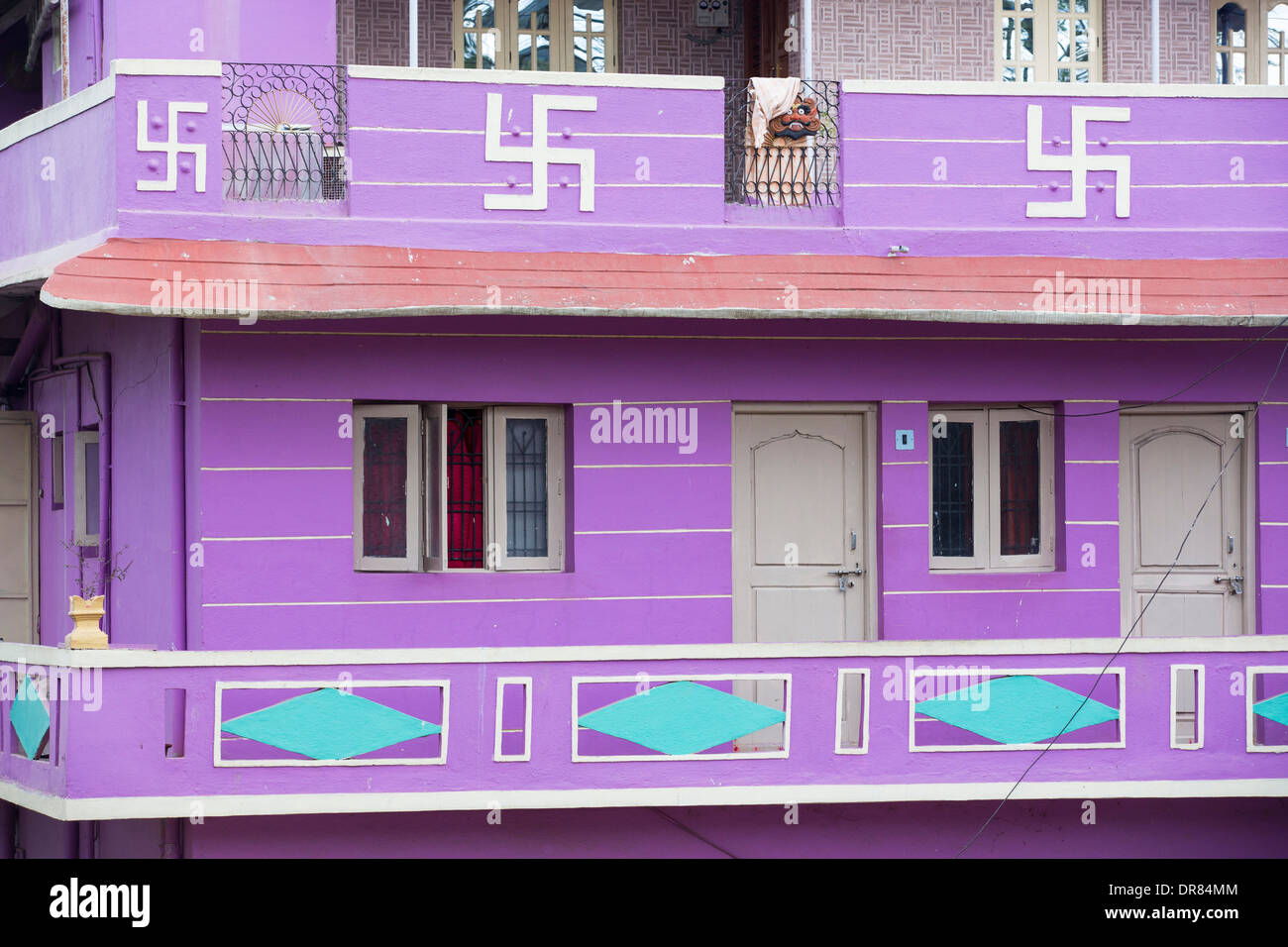 Hinduistische Symbole auf ein Haus in der Nähe von Mysore, Indien, die Symbl wurde von des Nazis entführt, sondern ist ein uraltes religiöses Symbol. Stockfoto