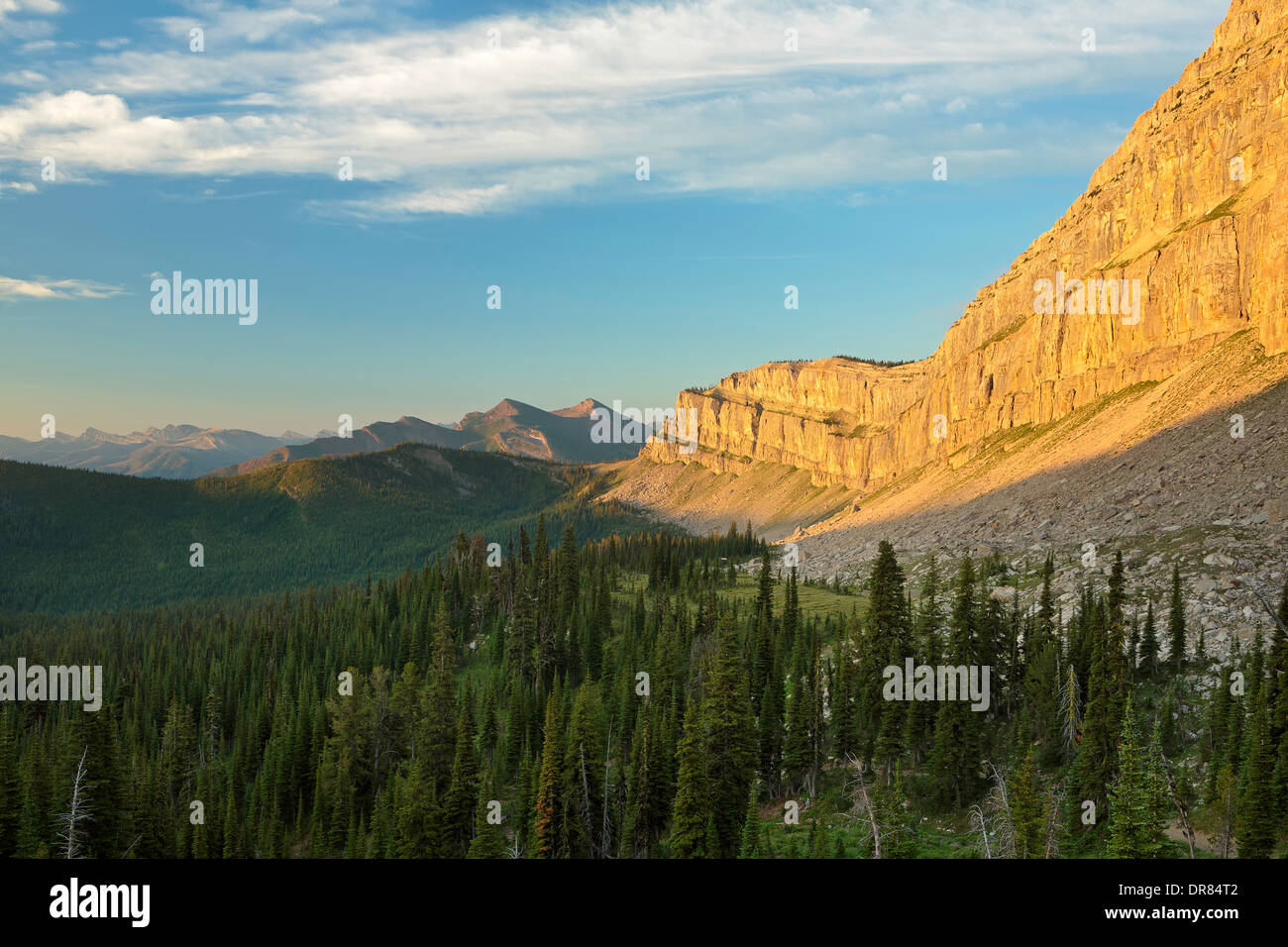 Klippe Gebirge und Cliff-Pass ist Teil der chinesischen Mauer bei Sonnenaufgang in die Bob Marshall Wilderness in Montana. USA. Stockfoto
