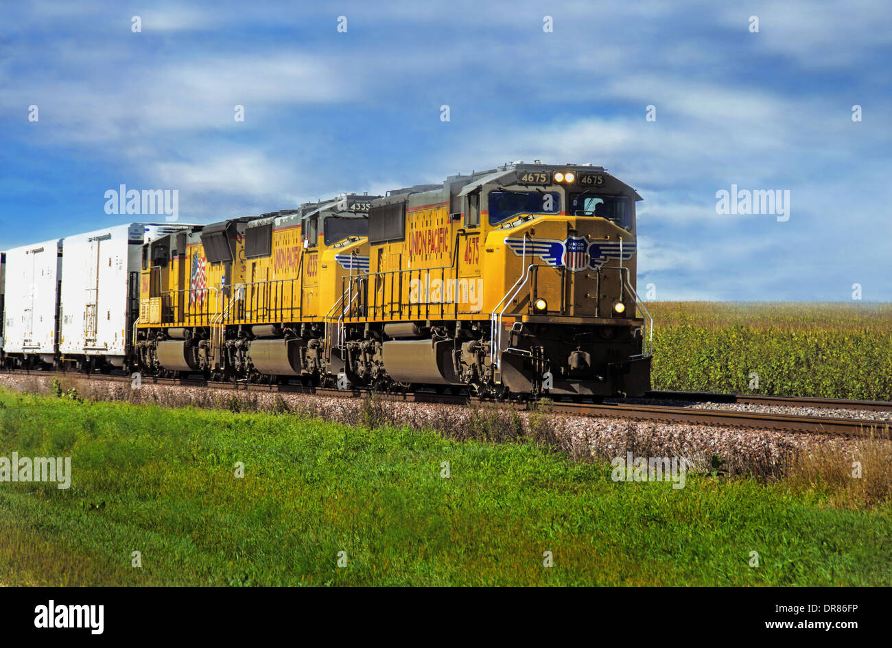 Union Pacific Zug auf Schienen in der Nähe der Lincoln Highway in der Nähe von Ashton, Illinois Stockfoto