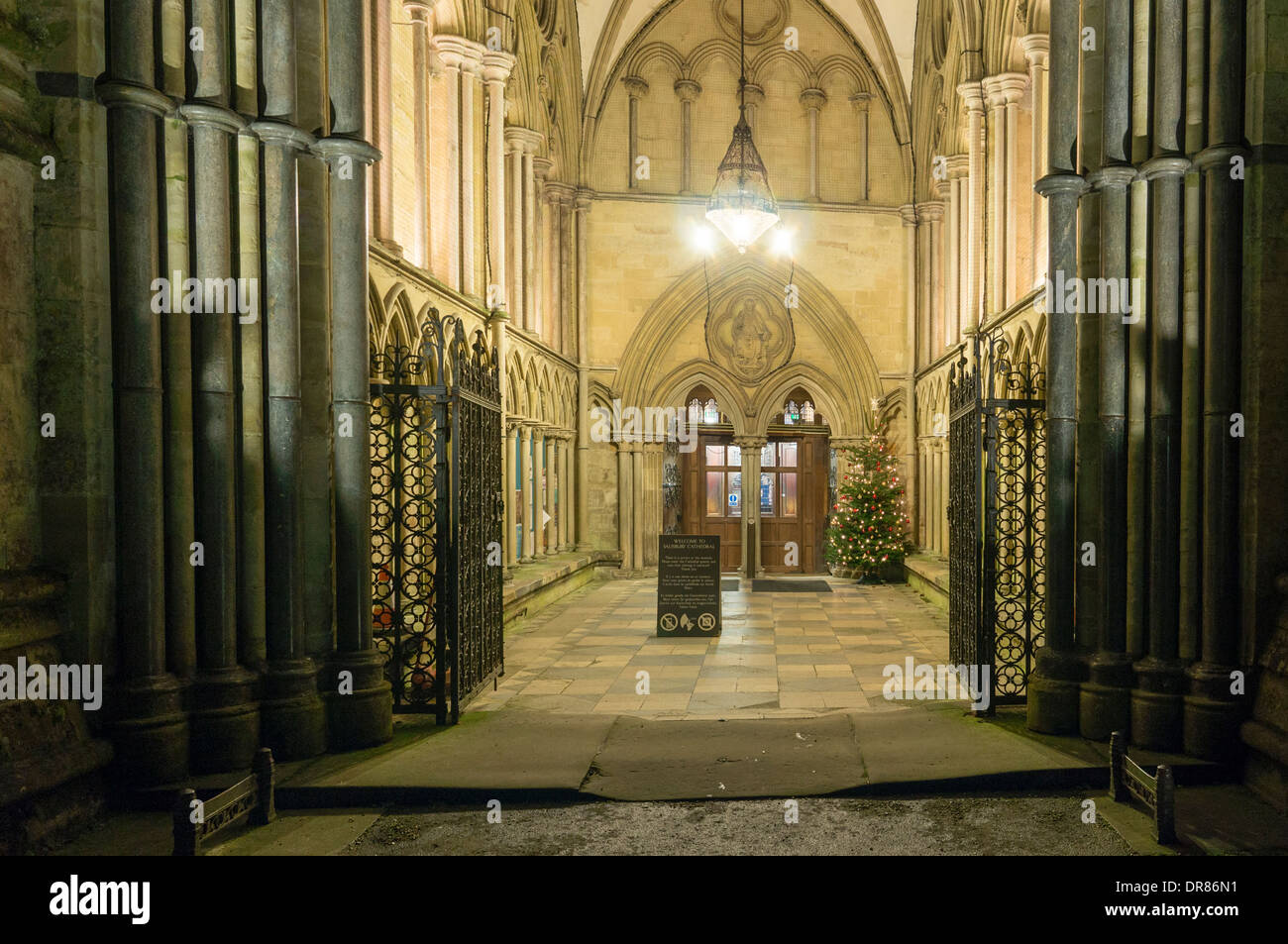 Eingang zur Kathedrale von Salisbury nachts mit Flutlicht beleuchtet Stockfoto