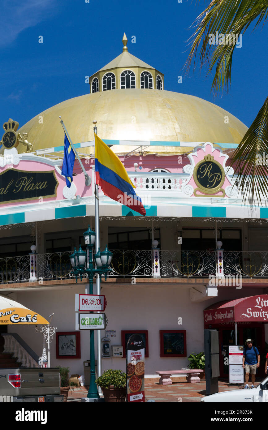 Goldenen Kuppel Dach des Einkaufszentrums in zentralen Oranjestad Stockfoto