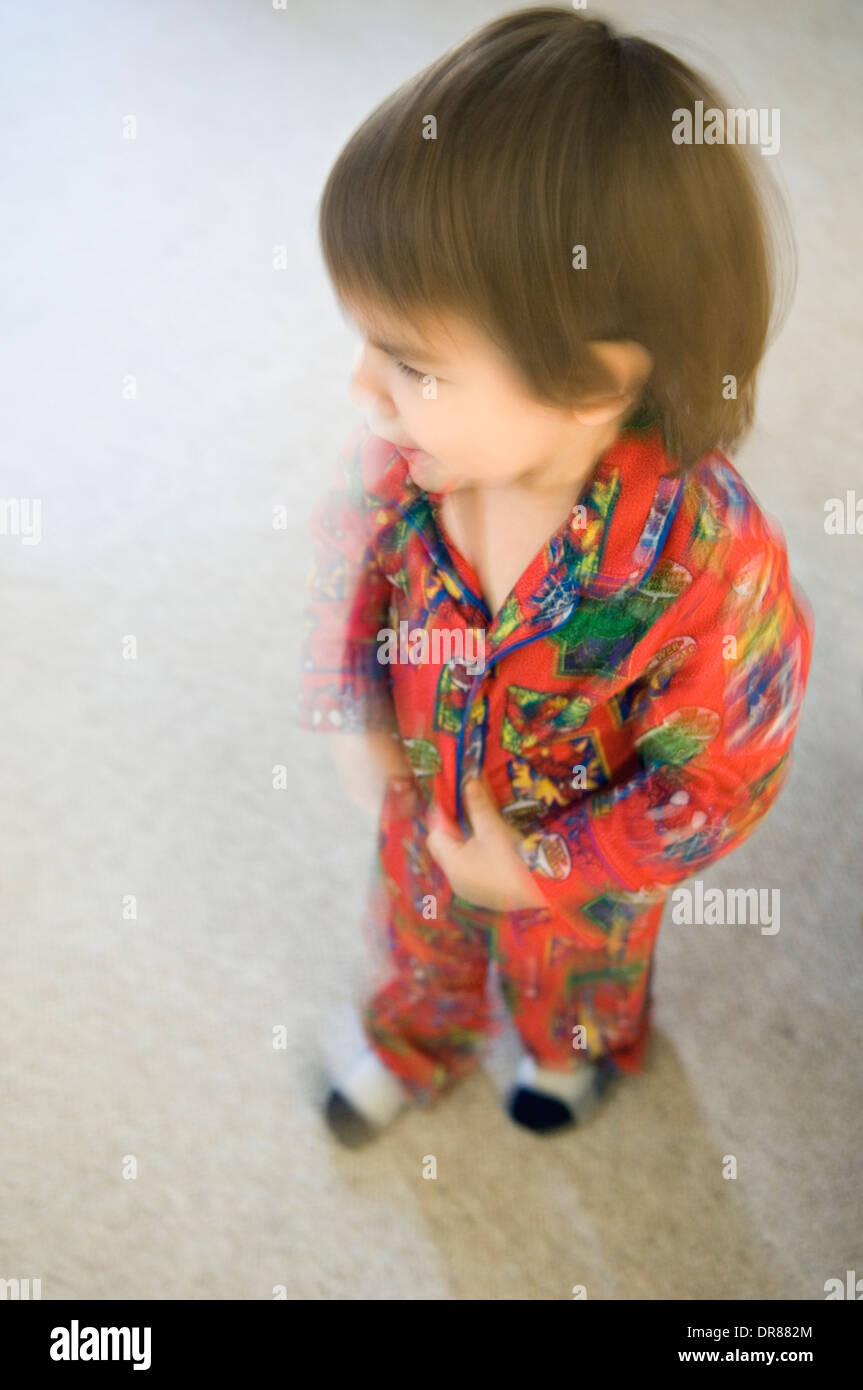 Verschwommenes Foto von Kleinkind im Pyjama Stockfoto