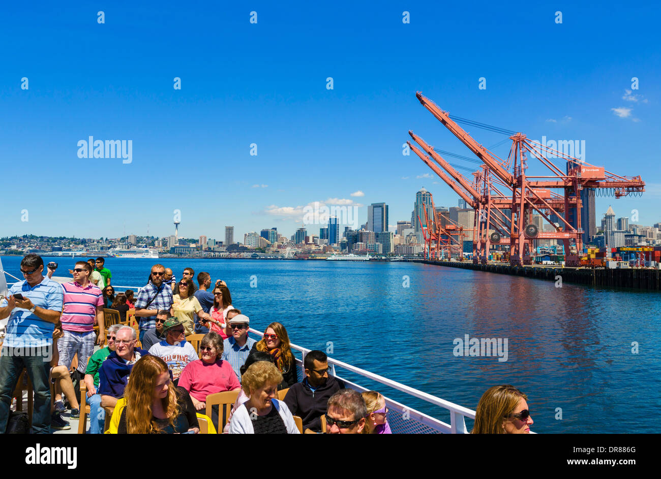 Die Container-Hafen und die Skyline der Innenstadt von einem Argosy Harbor cruise Runde Puget Sound, Seattle, Washington, USA Stockfoto