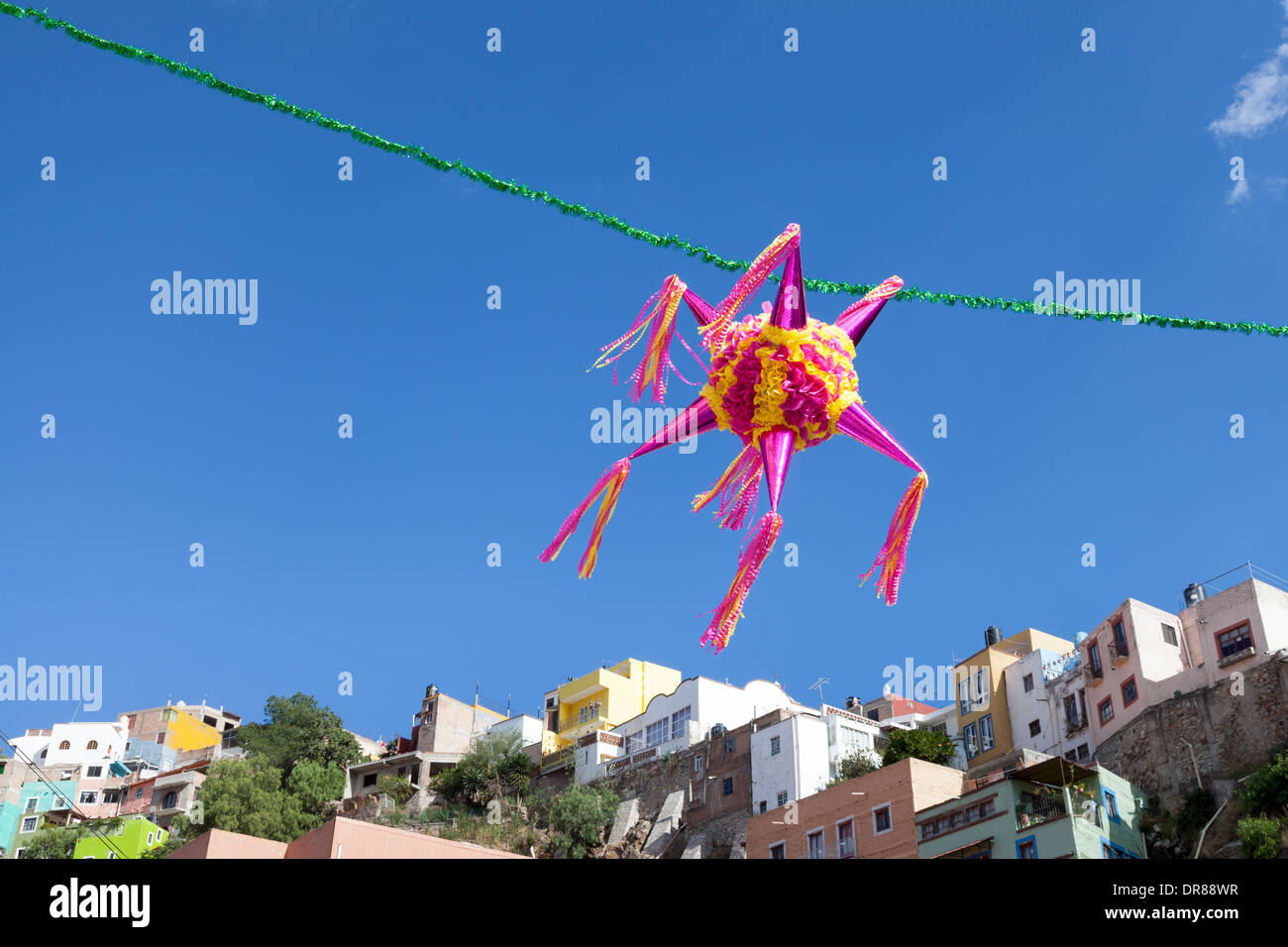 Piñata aufgehängt für das Weihnachtsfest in Guanajuato - Guanajuato, Mexiko Stockfoto