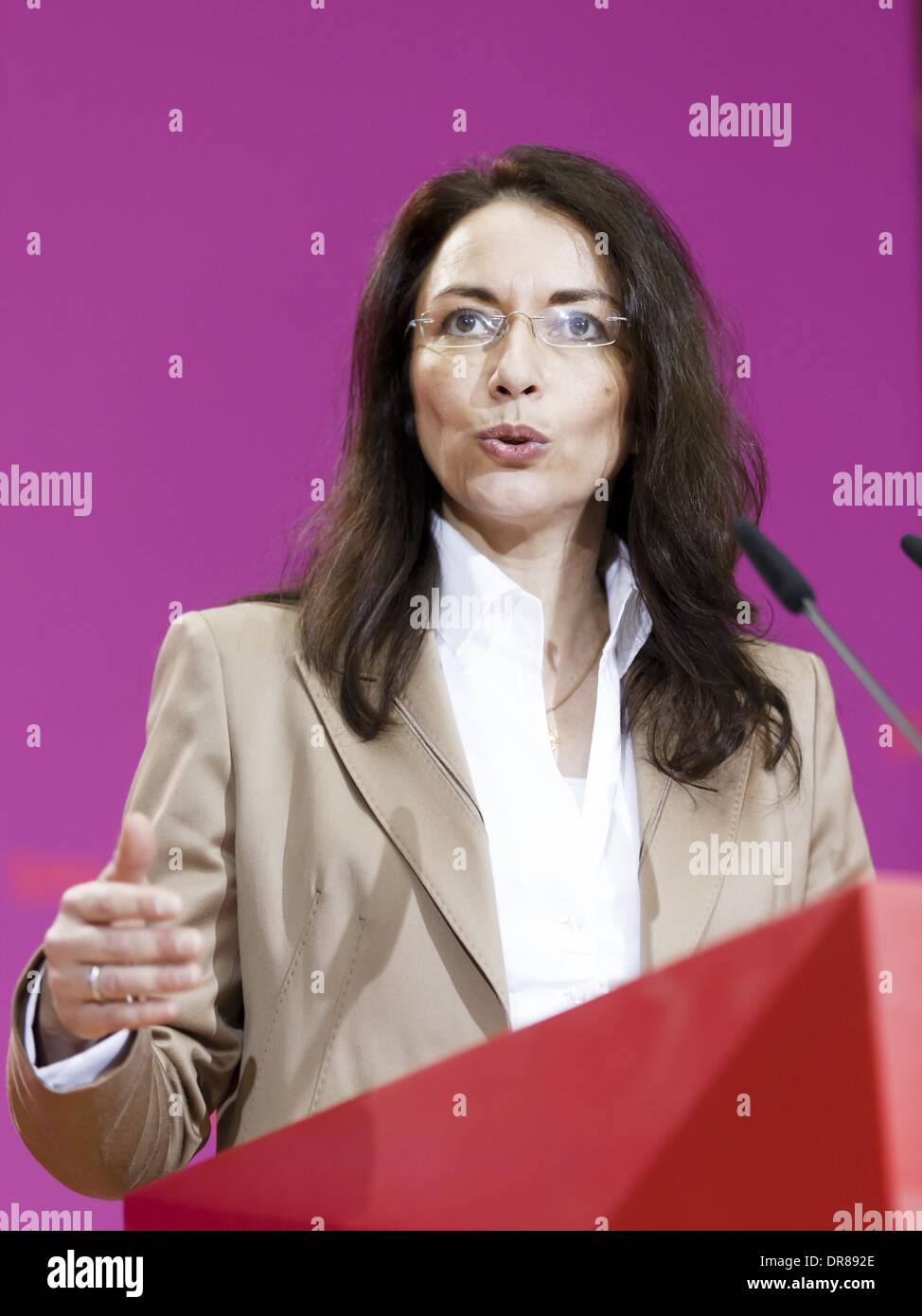 Berlin, Deutschland. 20. Januar 2014. SPD-Pressekonferenz mit SPD-Vorsitzende Gabriel, der neue SPD-Generalsekretär Fahimi und neuen SPD-Schatzmeister, Nietan am Willy-Brandt-Haus in Berlin. / Bild: Yasmin Fahimi (SPD), SPD-Generalsekretär, am 20. Januar 2014. Bildnachweis: Reynaldo Paganelli/NurPhoto/ZUMAPRESS.com/Alamy Live-Nachrichten Stockfoto