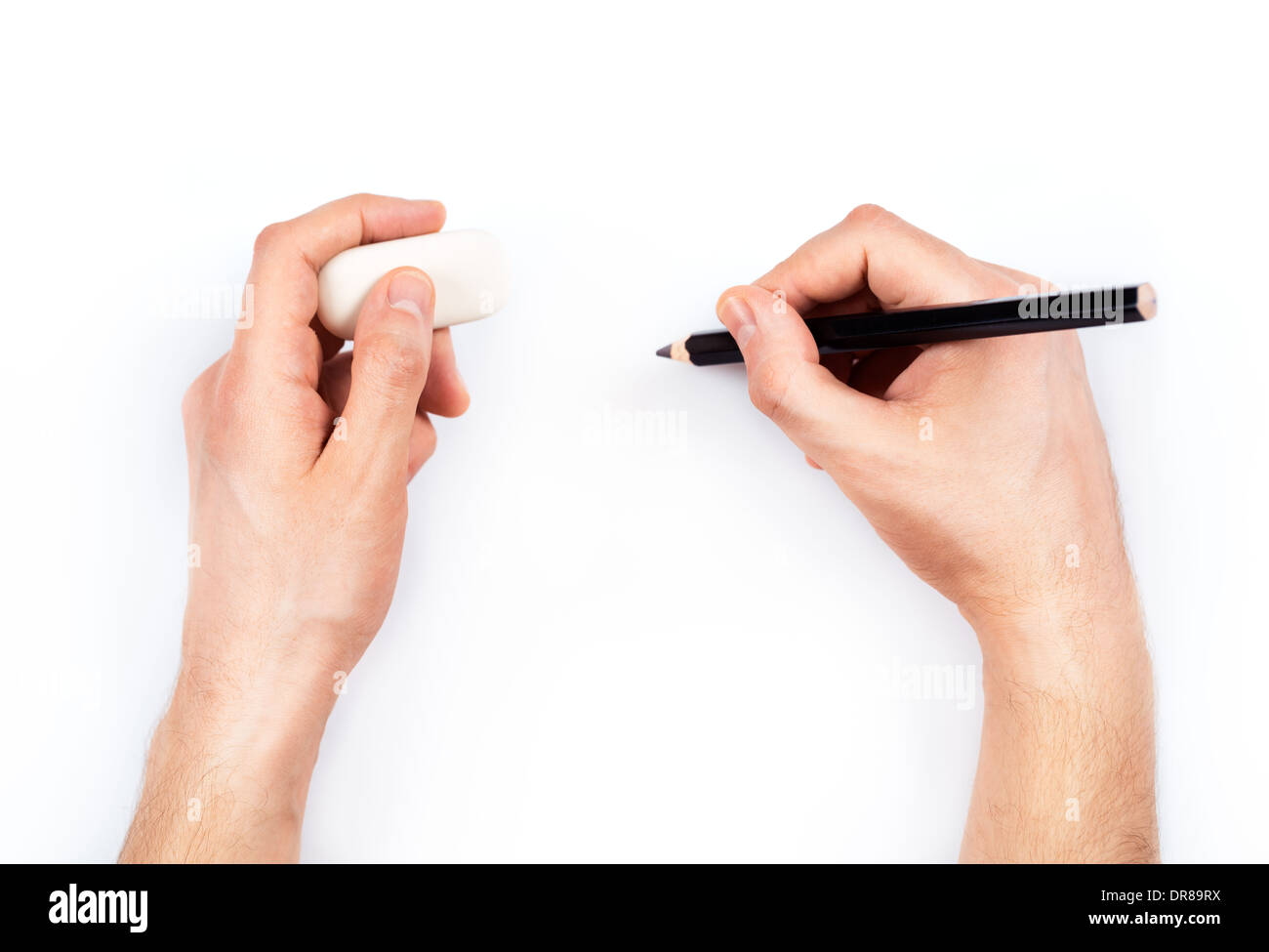 Menschliche Hände mit Bleistift und Erase Kautschuk etwas zu schreiben. Auf weißem Hintergrund Stockfoto