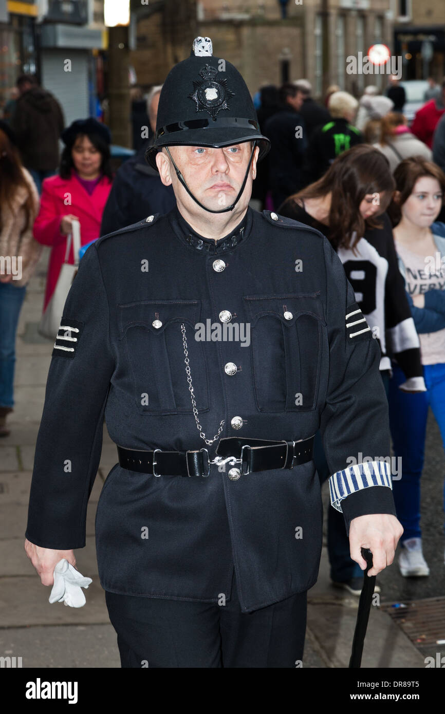 Brighouse, viktorianische Weihnachtsmarkt mit Straßenkünstlern. Hier ist ein Mann, gekleidet wie ein Polizei-Sergeant mit weißen Handschuhen Stockfoto