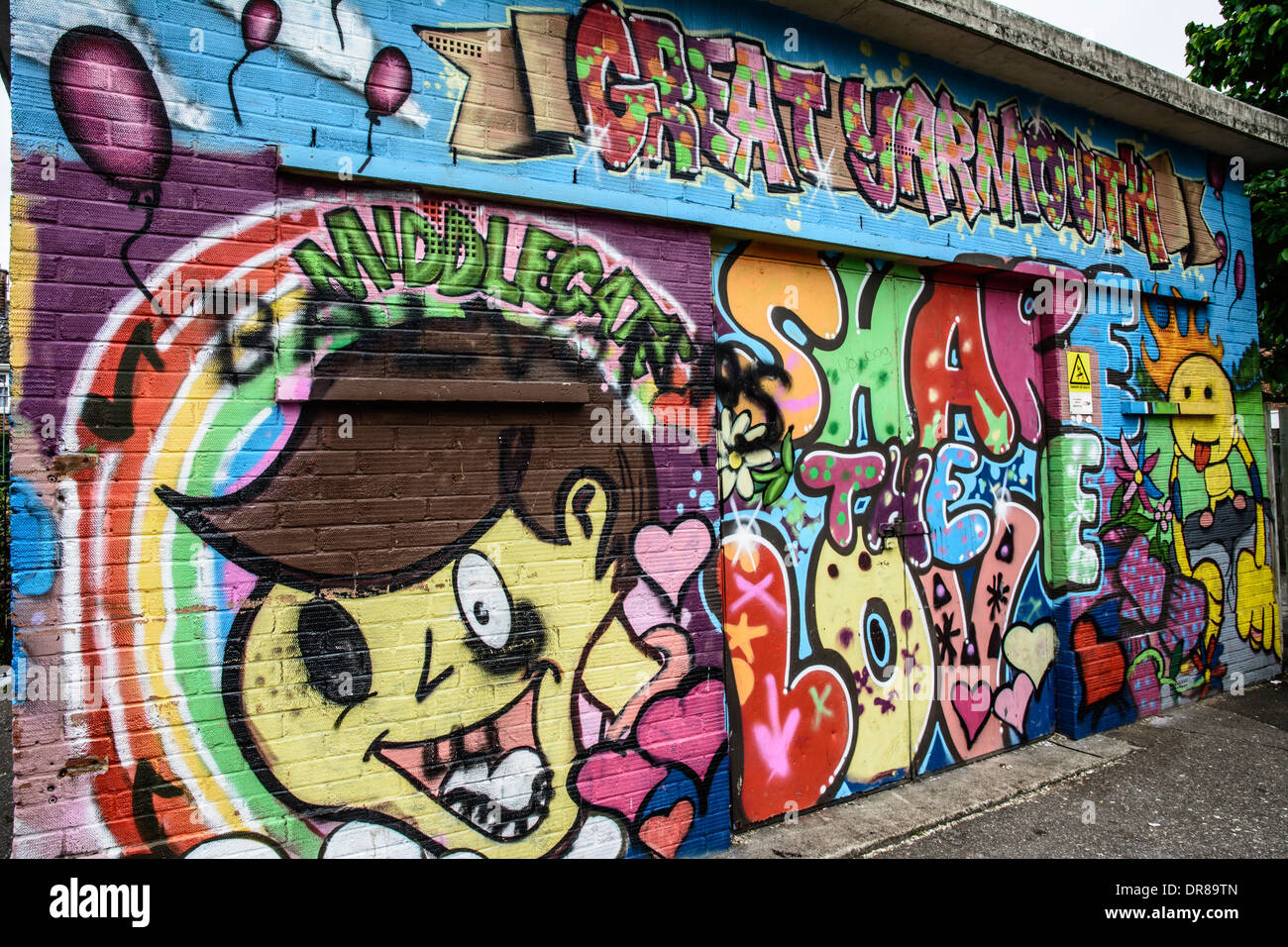 Graffiti an einer Mauer, die den Mittelbeinigen hinunterführt, in Great Yarmouth Stockfoto