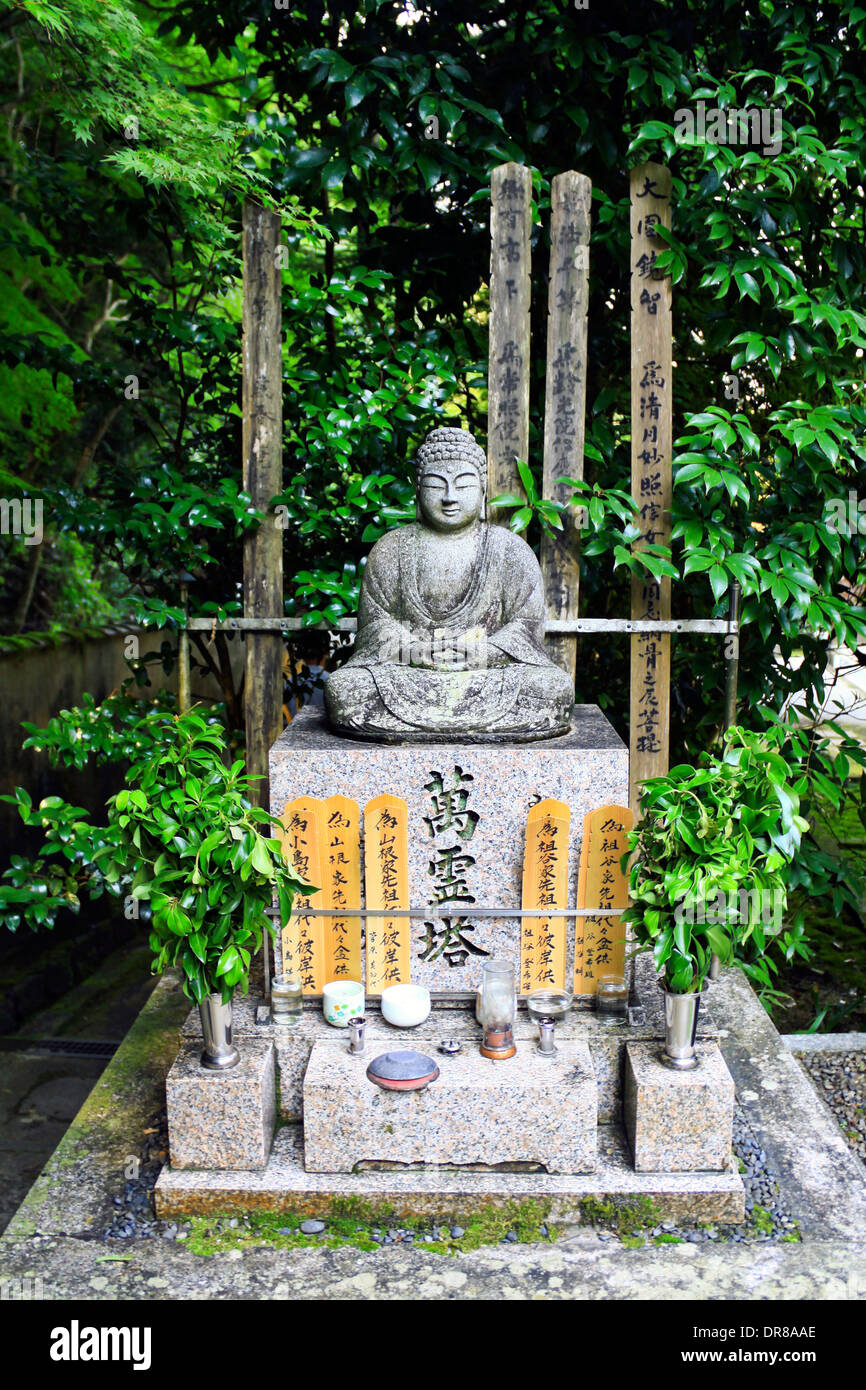 Japanische Grab mit einer Buddha-Statue und schwere Holzstäbchen (Sotoba) im Friedhof des Nanzen-Ji Tempel, Kyoto, Japan. Stockfoto