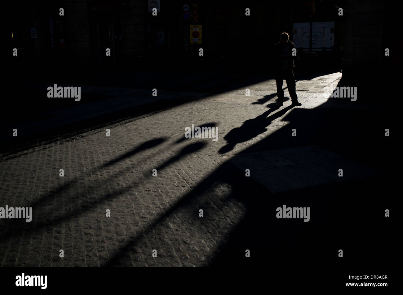 Schatten auf Barcelonas Straße. Stockfoto