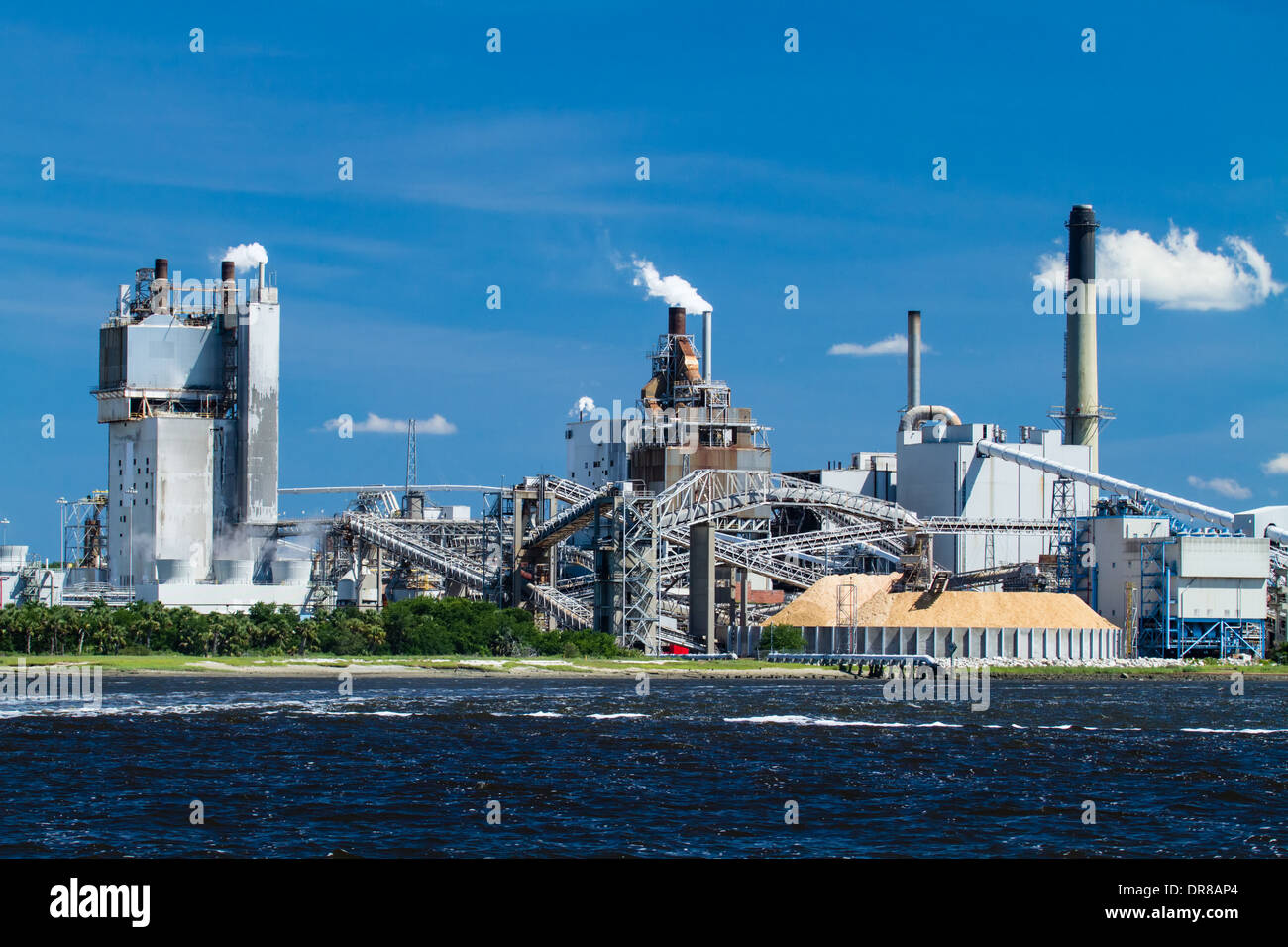 Eine große Papierfabrik befindet sich am Fluss Amelia in Fernandina Beach, Florida. Stockfoto