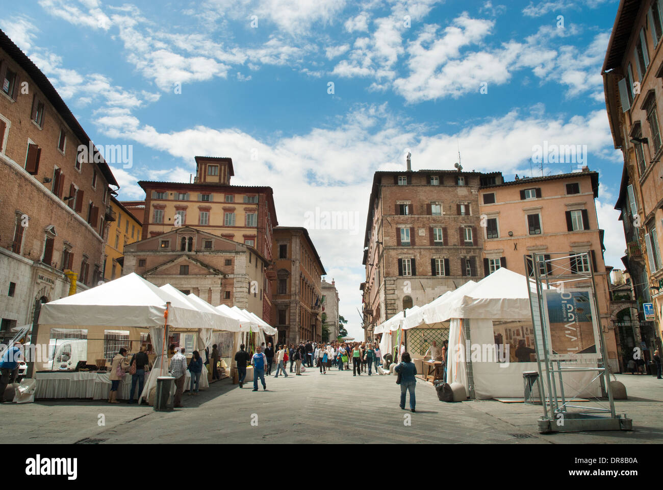 Markt-Stall-Zelte in der Hauptstraße von Perugia in Umbrien. Stockfoto
