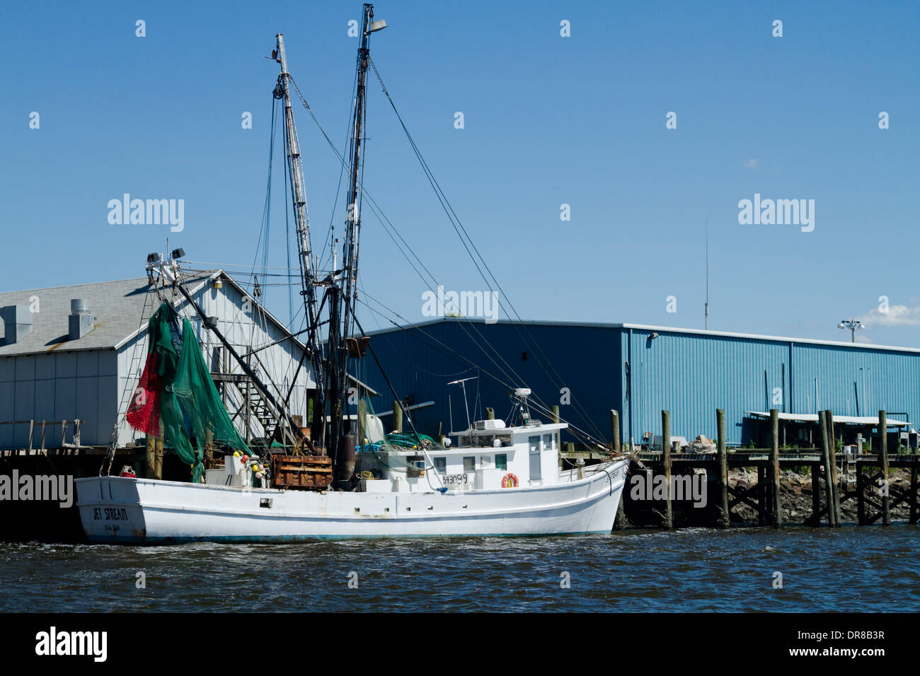 Ein Garnelen-Boot entlang einem Dock am Geburtsort der modernen Garnelenfischerei Industrie, Fernandina Beach, Florida. Stockfoto