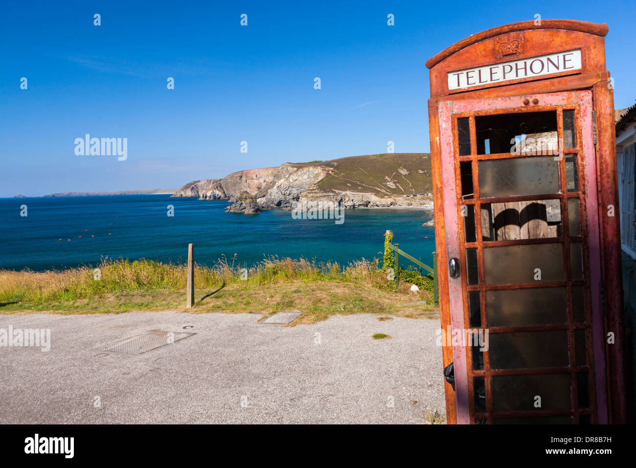 Alte traditionelle rote Telefonzelle, Trevaunance Cove, St. Agnes, North Cornwall, England, Vereinigtes Königreich, Europa. Stockfoto