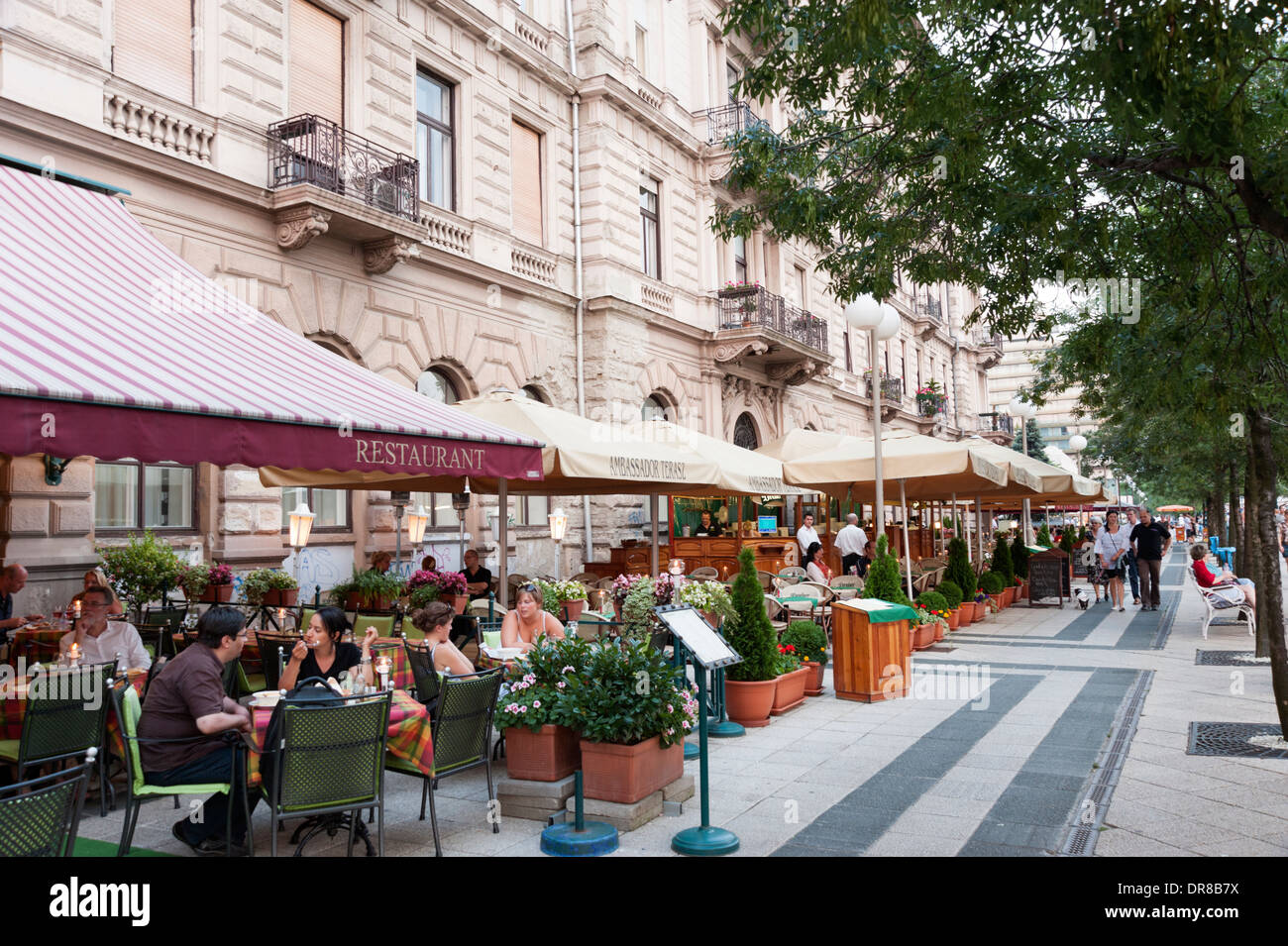 Flussufer-Restaurants auf der Pestseite, Budapest, Ungarn Stockfoto