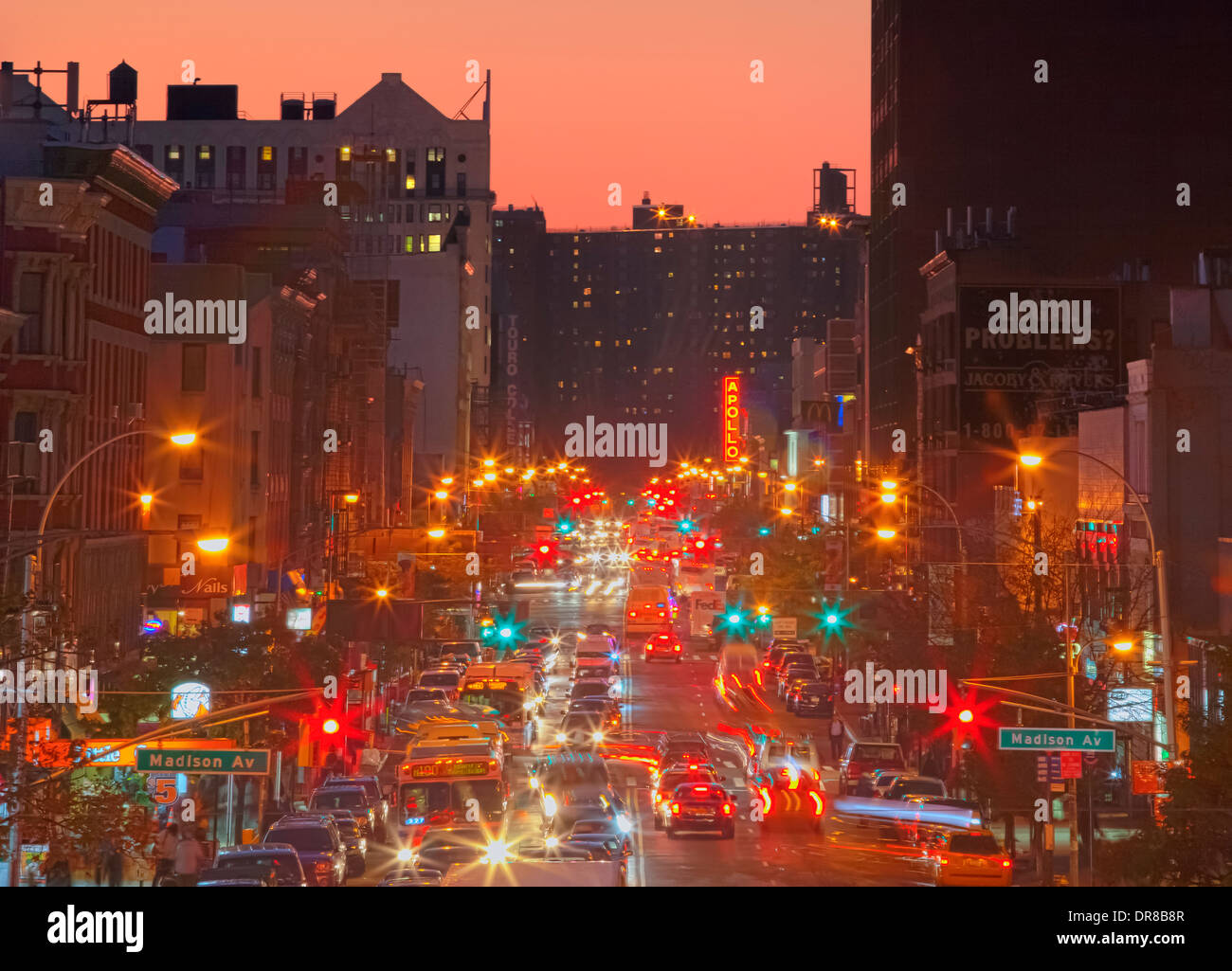 Verkehr auf der 125th Street Harlem in New York Stockfoto