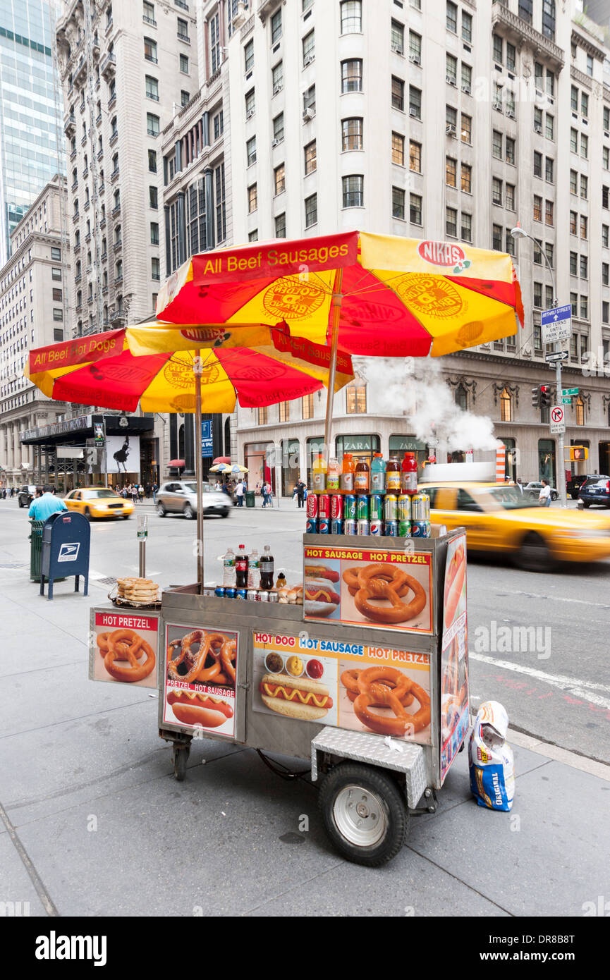 Am Straßenrand hot dog und Brezel stand, New York City, USA Stockfoto