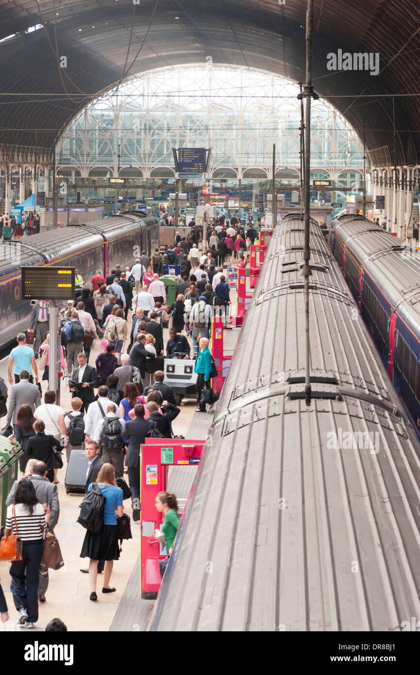 Eile Stunde Pendler auf Plattform an der Paddington Station, London, England, UK Stockfoto