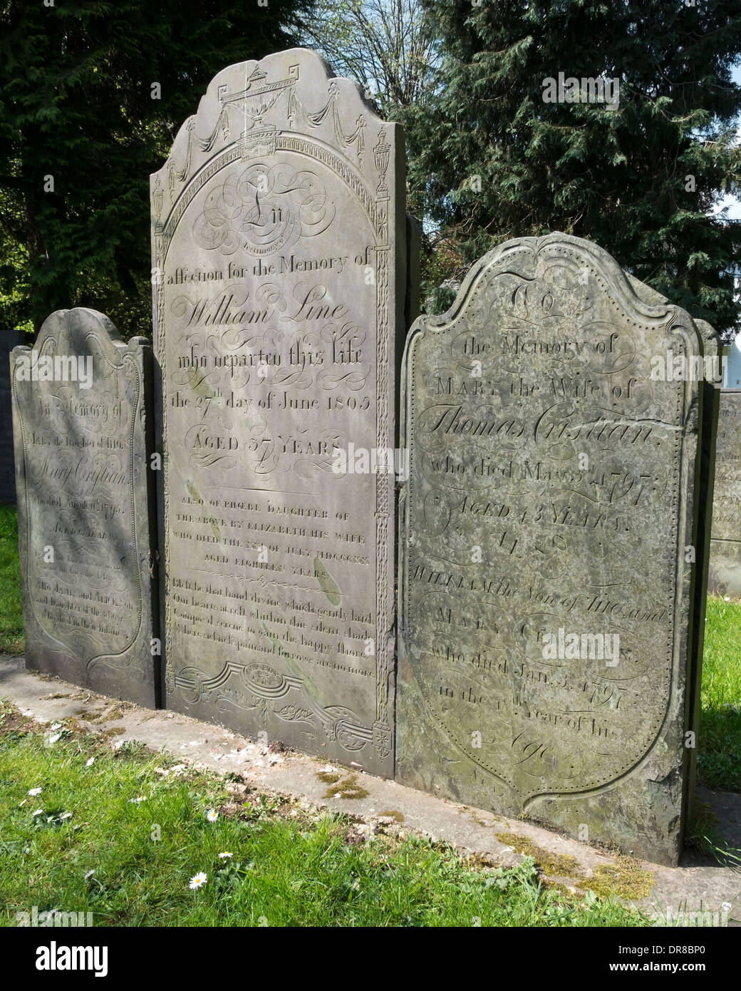 Alte Grabsteine mit verzierten gravierte kursive Schrift, Str. Marys Kirchhof, Melton Mowbray, Leicestershire, England, UK Stockfoto
