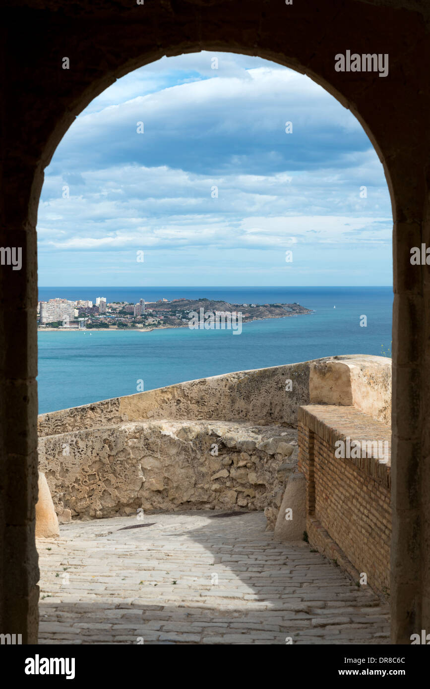 Blick auf das Meer durch einen Bogen auf die Burg Santa Bárbara, Alicante, Costa Blanca, Spanien Stockfoto