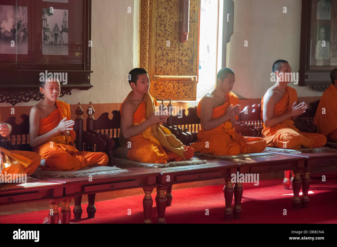 Buddhistische Mönche führen eine Zeremonie der Anbetung in den wichtigsten Halle des Wat Phra Singh, Chiang Mai, Thailand Stockfoto