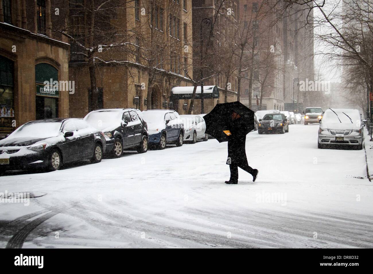 New York, NY, USA. 21. Januar 2014. Ein Fußgänger geht über eine Straße während eines Schneesturms in New York City, USA, am 21. Januar 2014. (Xinhua/Niu Xiaolei) Bildnachweis: Xinhua/Alamy Live-Nachrichten Stockfoto