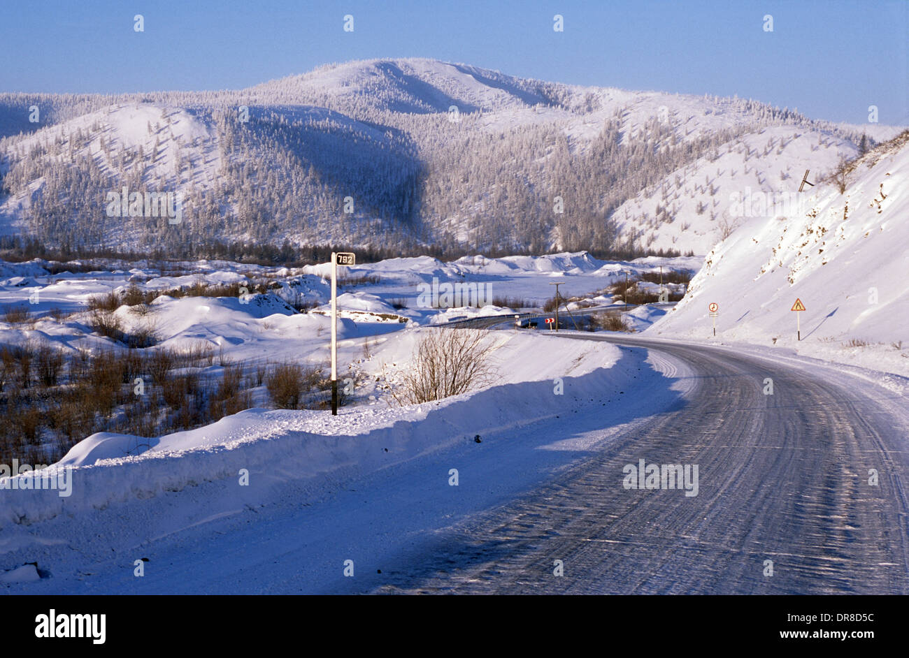 Sibirische Winterlandschaft von Kolyma Highway in Jakutien, Nordostsibirien gesehen Stockfoto