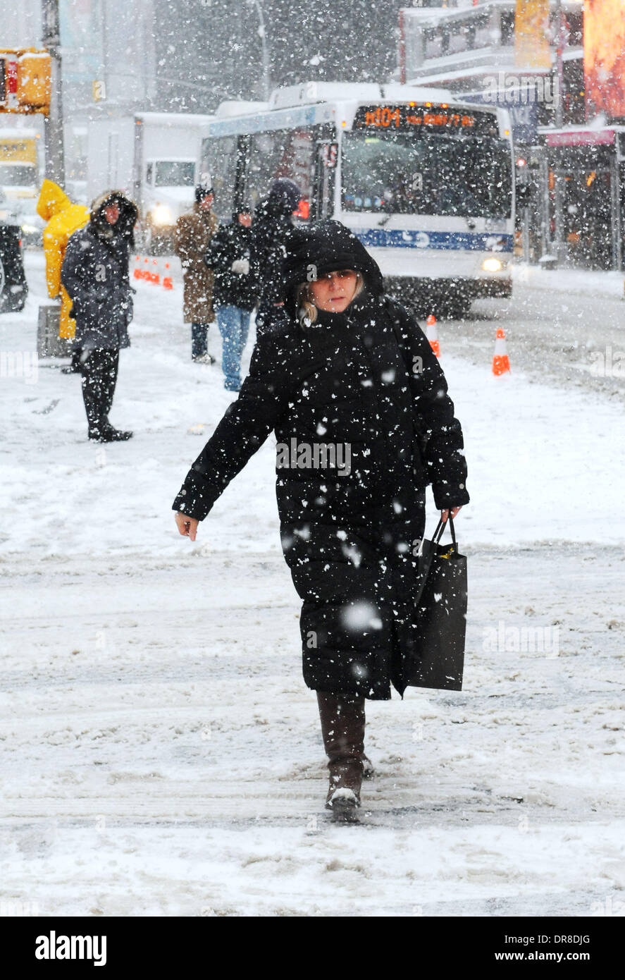 New York, NY, USA. 21. Januar 2014. Eine Frau kommt im Schneesturm in einer Straße nahe dem Times Square in New York City, USA, am 21. Januar 2014. Bildnachweis: Xinhua/Alamy Live-Nachrichten Stockfoto