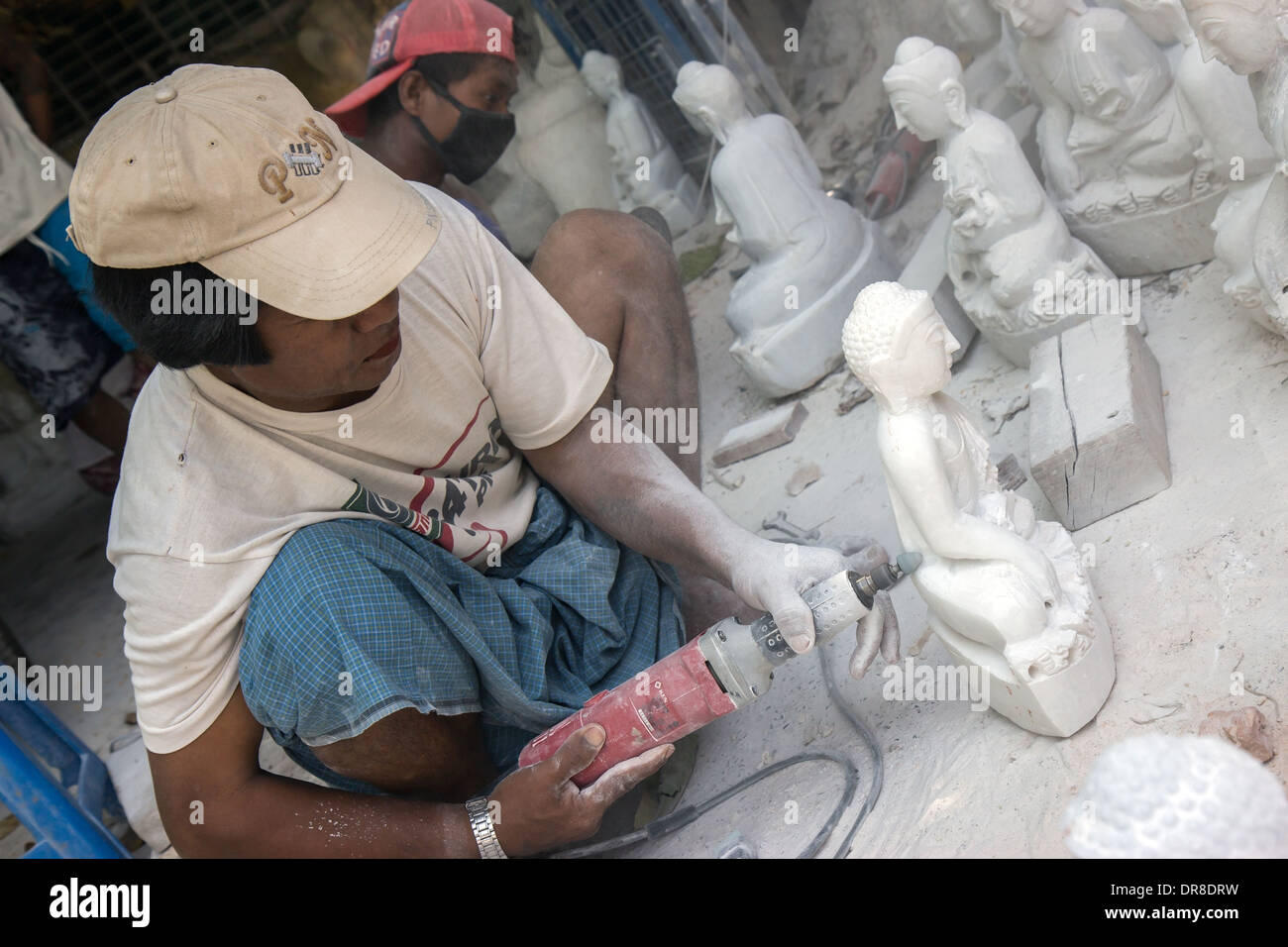 Mens arbeiten auf eine Statue von Buddha Stockfoto