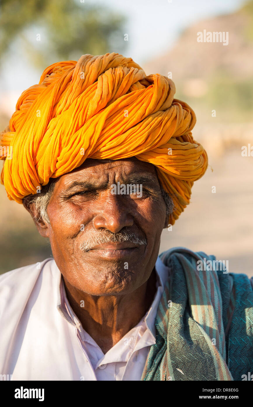 Ein Mann mit typischen Rajasthani Turban in Tilonia, Rajasthan, Indien. Stockfoto