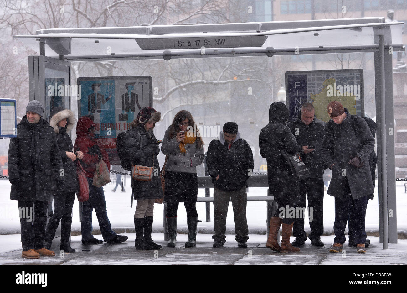 Washington DC, USA. 21. Januar 2014. Leute warten an Bushaltestellen im Schnee in Washington, D.C., Hauptstadt der Vereinigten Staaten, 21. Januar 2014. Einem starken Wintersturm schlug die meisten der US-Ostküste am Dienstag mit viel Schnee und klirrende Kälte, erstellen Reisen leiden, die die Annullierungen oder Verspätungen von Flügen geführt. Bildnachweis: Zhang Jun/Xinhua/Alamy Live-Nachrichten Stockfoto