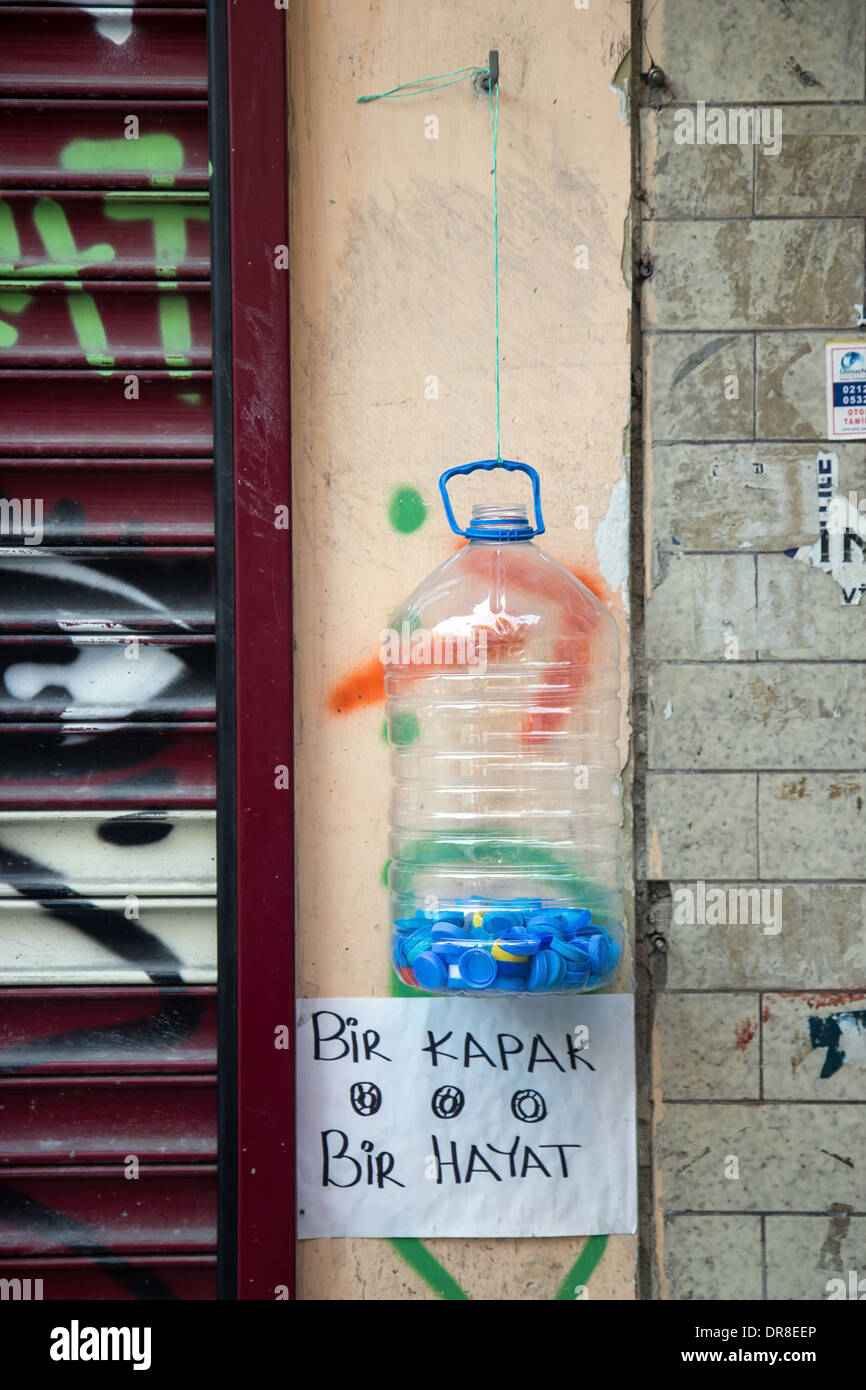 Kunststoff-Box für Recycling-Kunststoff-Flasche caps Stockfoto