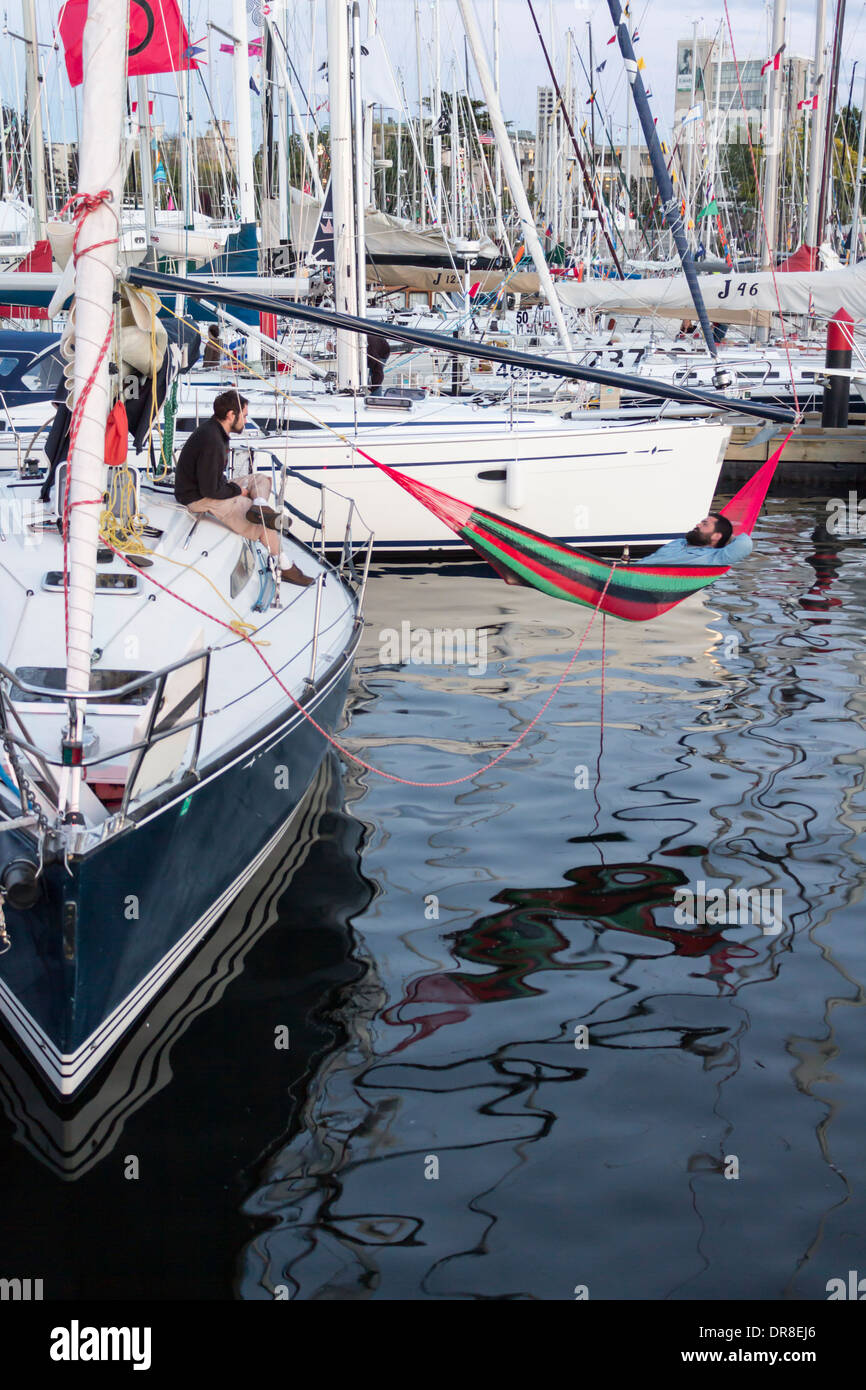 Matrosen entspannen Sie sich in den Innenhafen, Victoria, BC Stockfoto