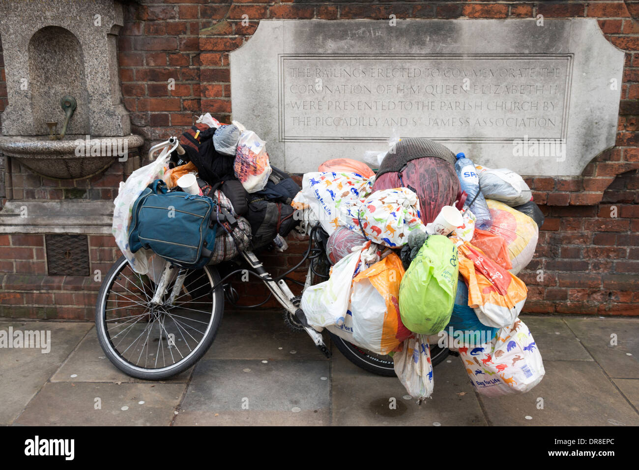 Fahrrad mit Tragetaschen von Sachen, die einer Obdachlosen gehören, London, Großbritannien Stockfoto