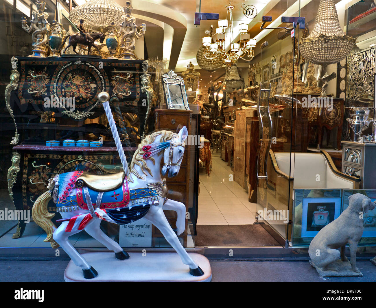 ANTIQUITÄTENLADEN Luxus antike Bric ein Brac Emporium mit einer Vielzahl seltener begehrter Gegenstände zum Verkauf Knightsbridge London UK Stockfoto