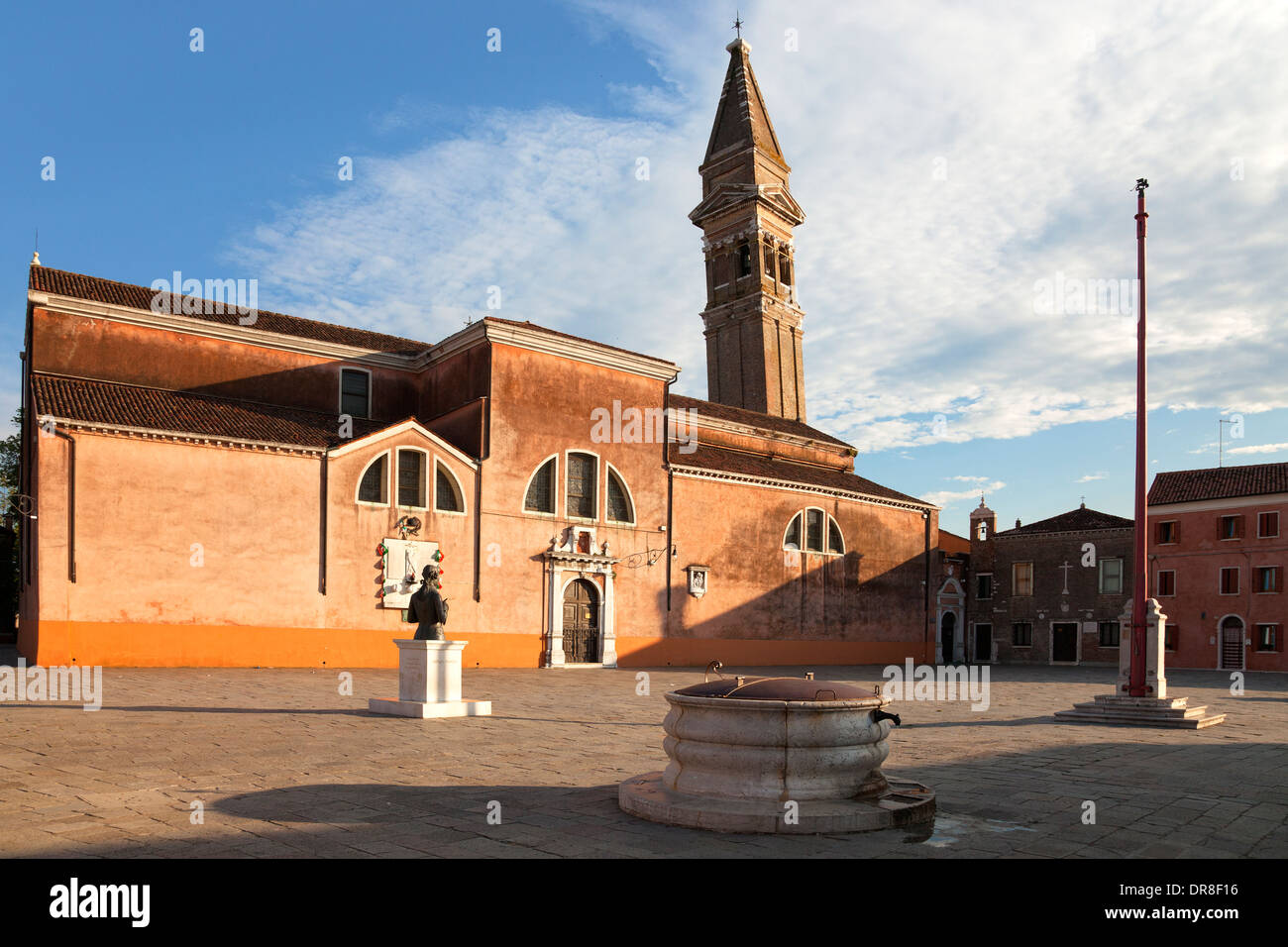 Burano, Venedig - Piazza Baldassare Galuppi und schwenkbaren Turm der Kirche San Martini auf Burano, Italien; Chiesa di San Martini Stockfoto