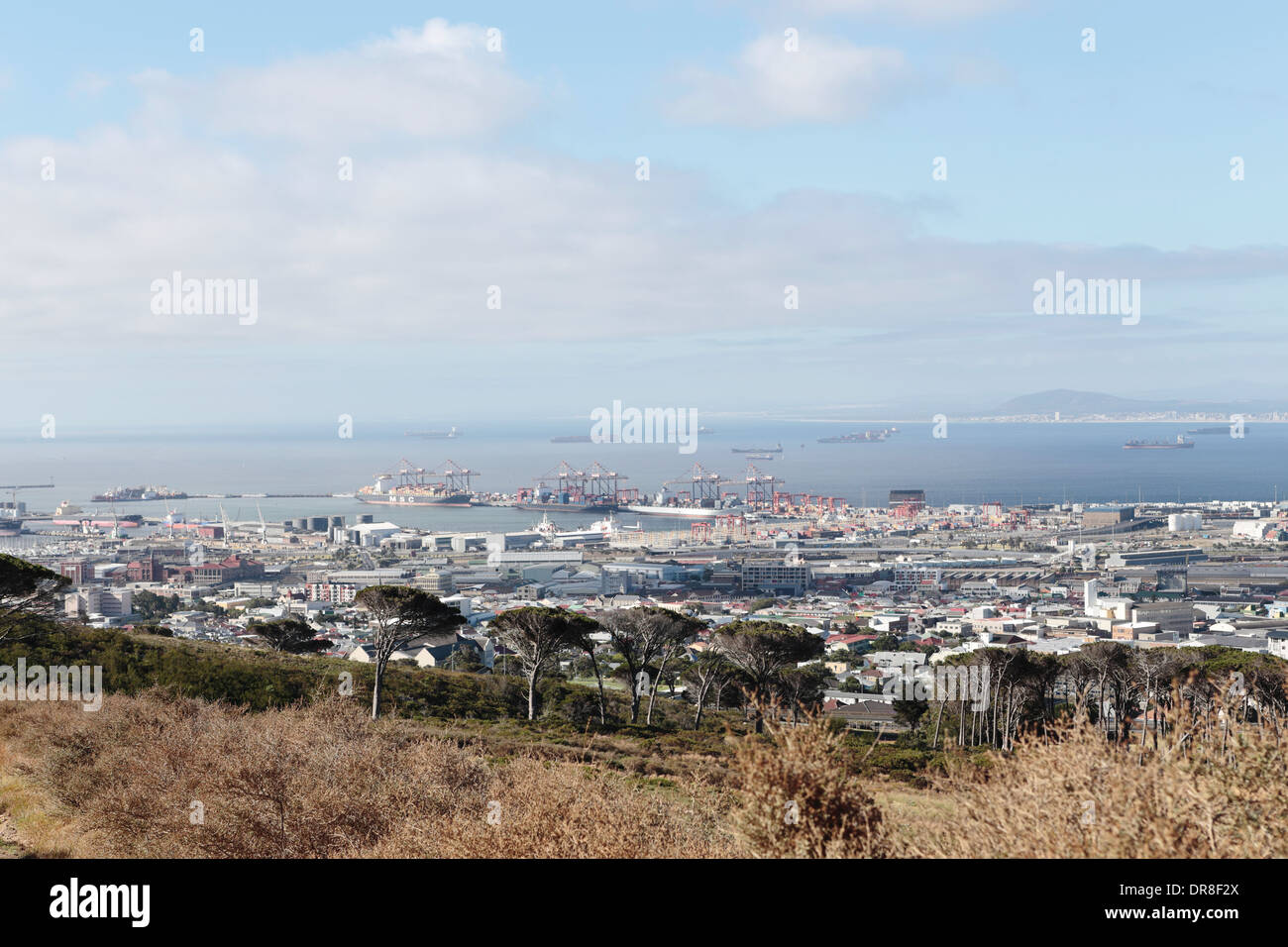 Luftaufnahme der Tafelbucht und Table Bay Harbour, genommen von den Hängen des Teufels Berg in Kapstadt Stockfoto