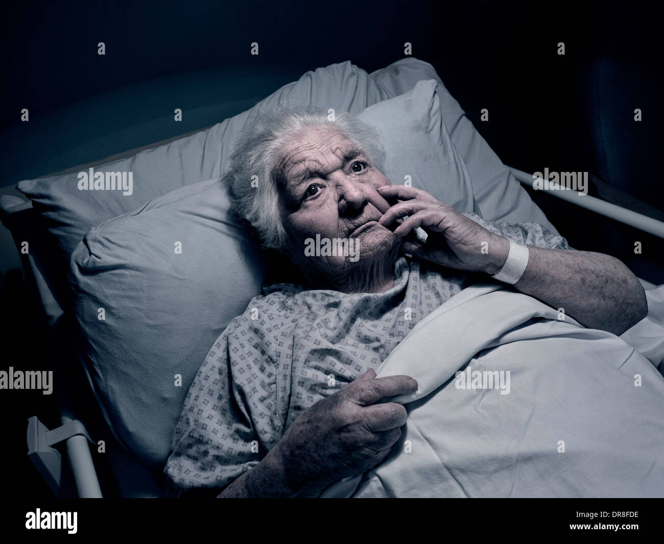 Seniorin Alzheimer's Hospital Care Home Bettennacht besorgt covid-19 gefährdete Demenz Ältere im Alter von 100 Jahren Lady in Krankenhausbett in der Nacht Stockfoto