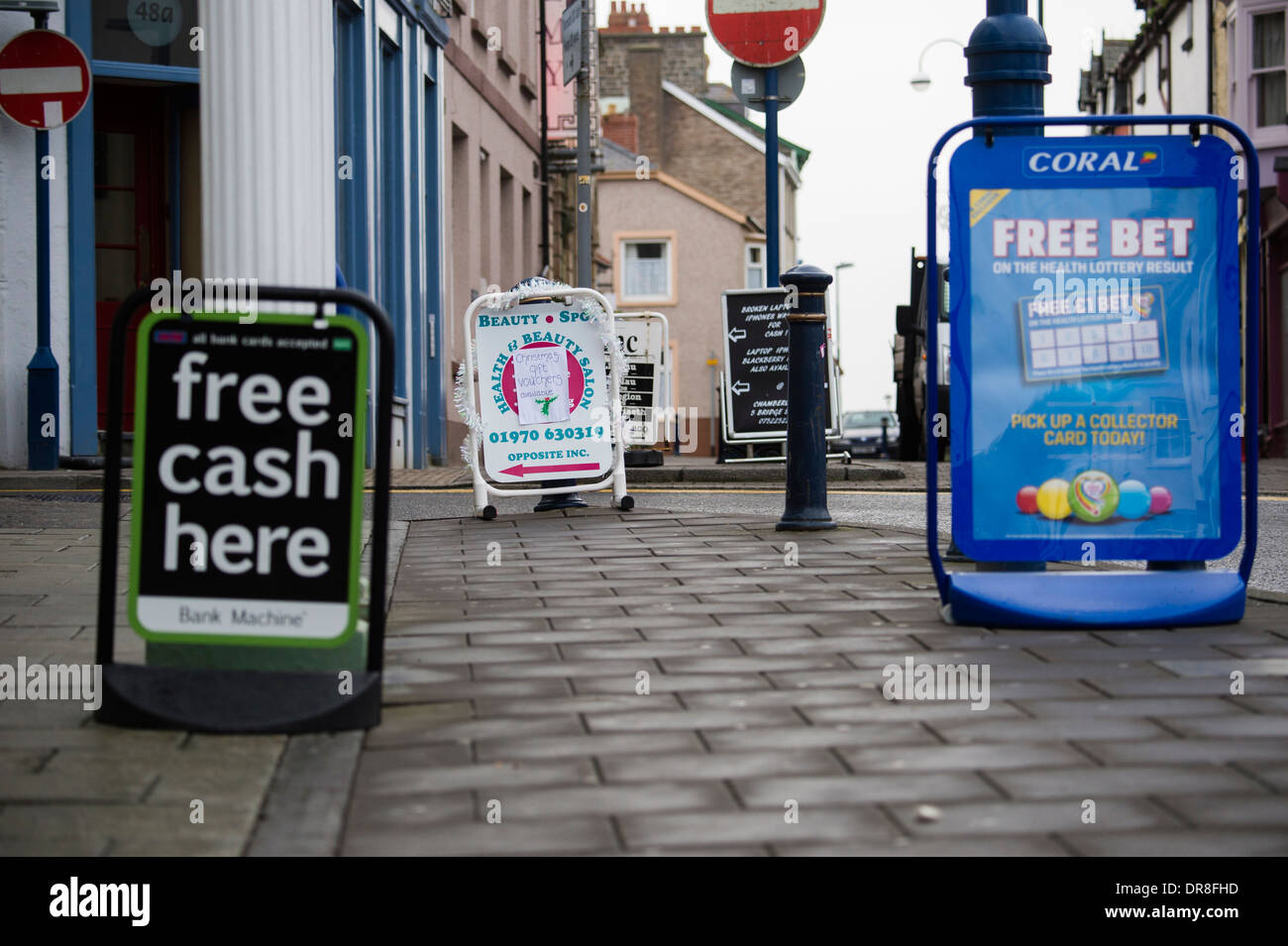 Eine Verbreitung von Strassenlokal Werbeschilder verursacht ein Hindernis auf dem Bürgersteig Aberystwyth Wales UK Stockfoto