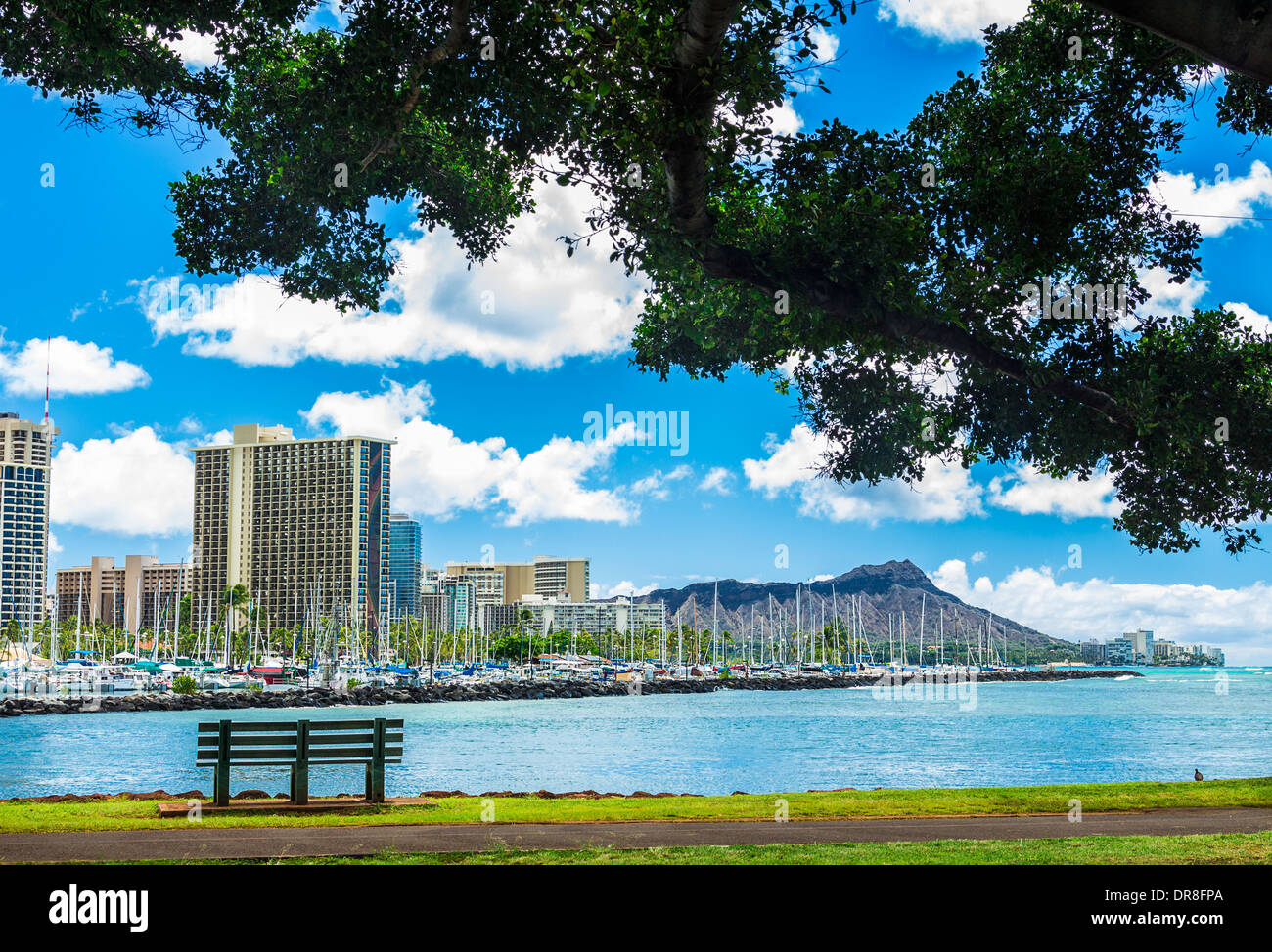 Ein Blick auf Ala Wai Marina, Waikiki und Diamond Head von Magic Island auf Oahu, Hawaii Stockfoto