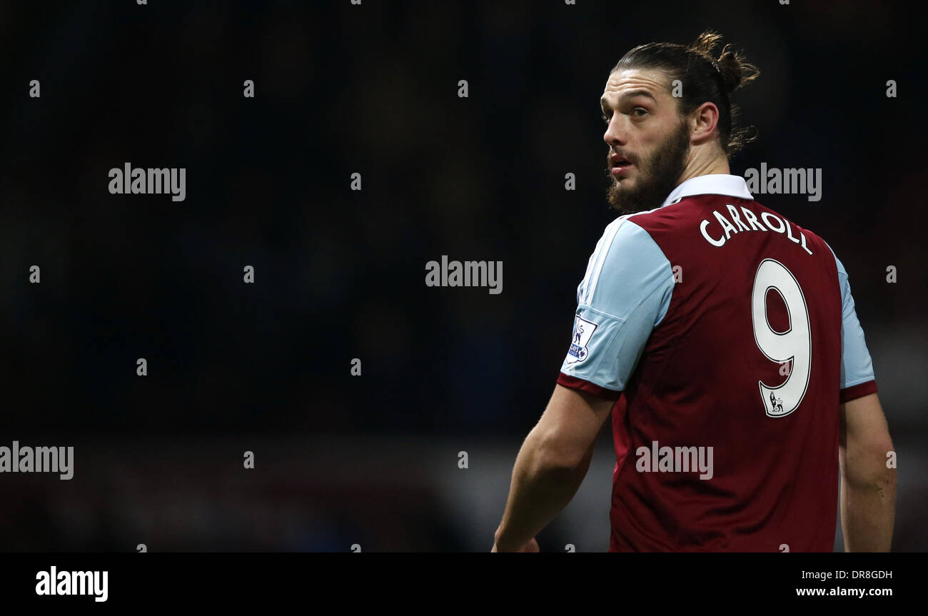 London. 21. Januar 2014. Andy Carroll von West Ham United schaut bei Capital One Cup (The League Cup) Halbfinale Rückspiel-match zwischen West Ham United und Manchester City im Upton Parkin London, England am 21. Januar 2014 niedergeschlagen. West Ham United 0-3 verloren und wurde disqualifiziert, weil Sie das Finale mit 0-9 in ihrer Gesamtheit. © Wang Lili/Xinhua/Alamy Live-Nachrichten Stockfoto