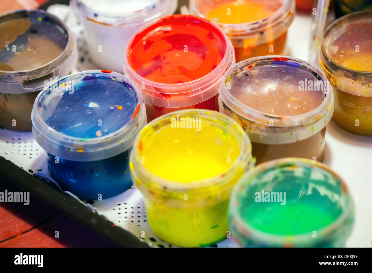Bunten Acrylfarben in Kunststoff Dosen. Makro-Foto Stockfoto