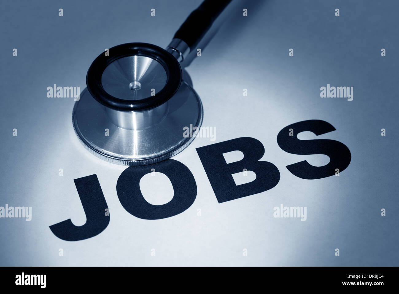 Stethoskop und Wort Job, Konzept der Beschäftigungsproblematik. Stockfoto